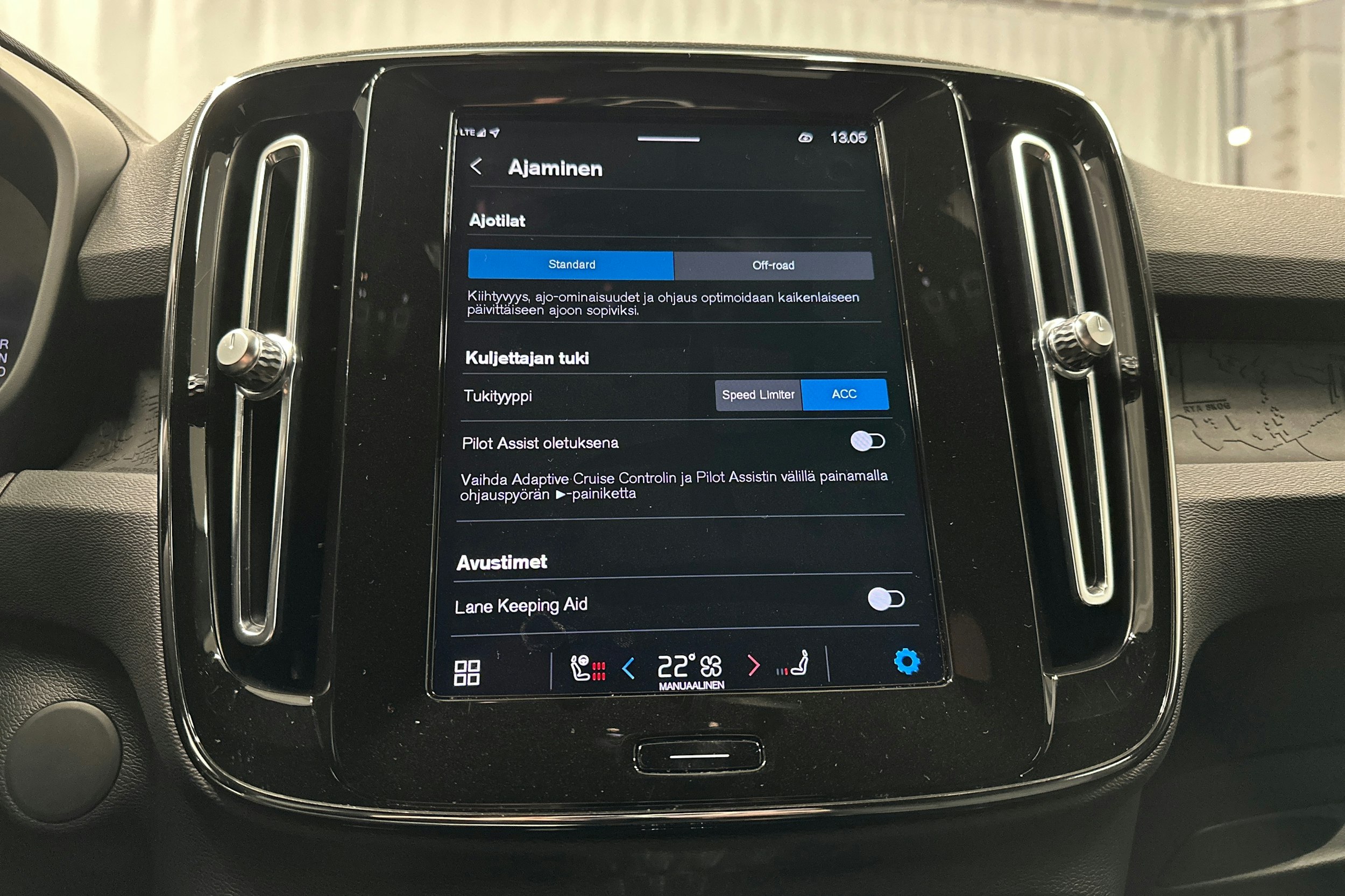 valkoinen Volvo XC40 2023 kuva 26.