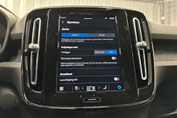 valkoinen Volvo XC40 2023 kuva 26.