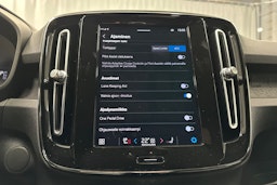 valkoinen Volvo XC40 2023 kuva 27.