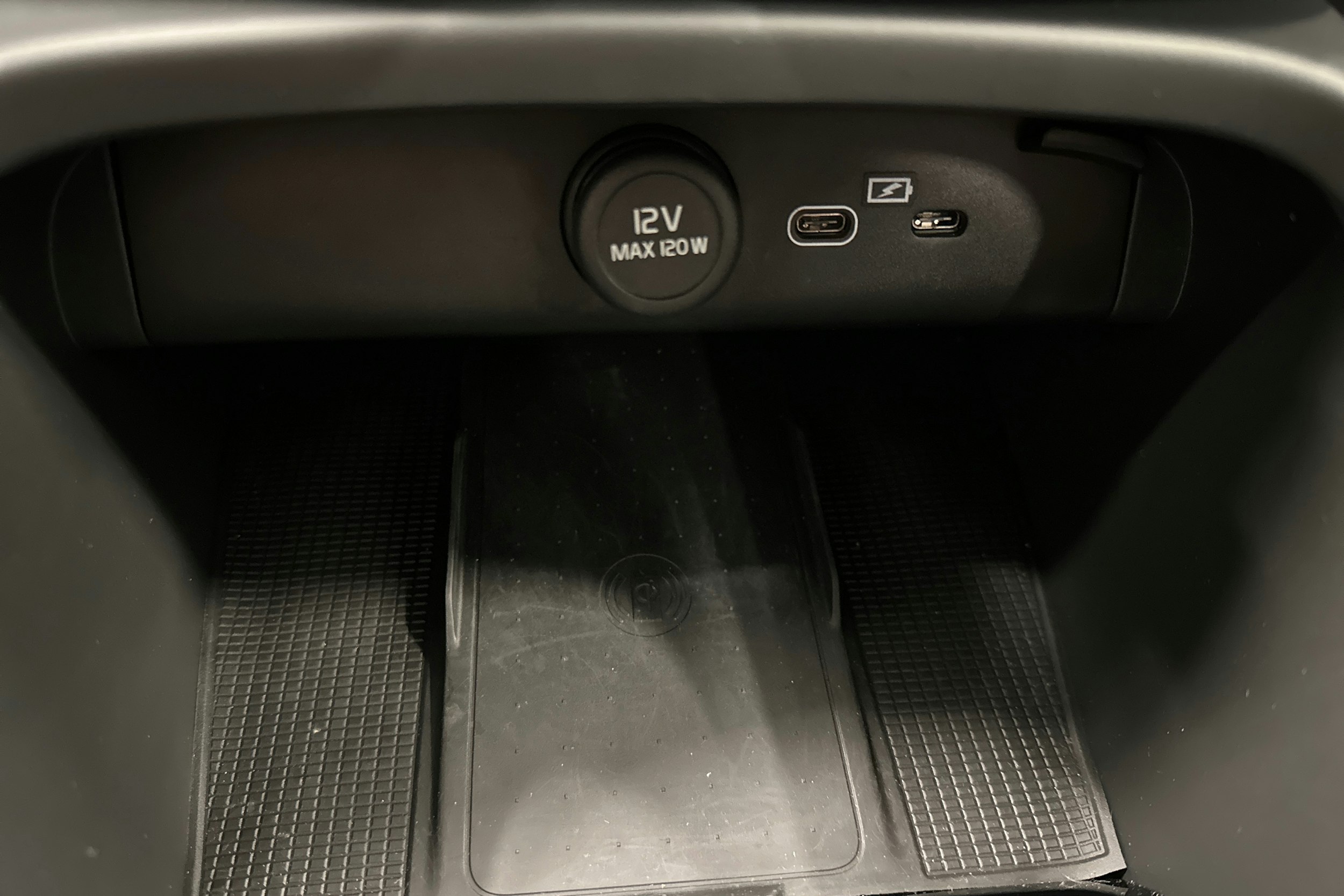 valkoinen Volvo XC40 2023 kuva 28.