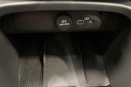 valkoinen Volvo XC40 2023 kuva 28.