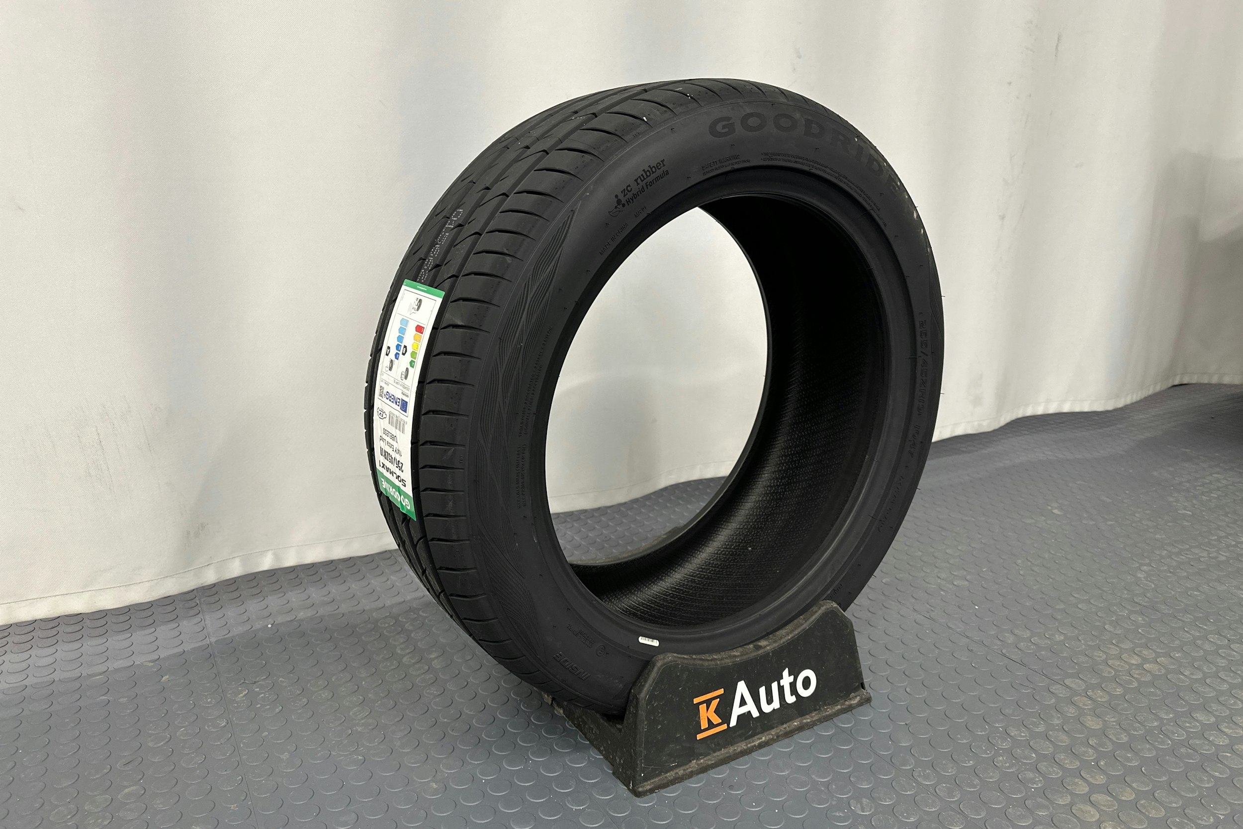 valkoinen Volvo XC40 2023 kuva 30.