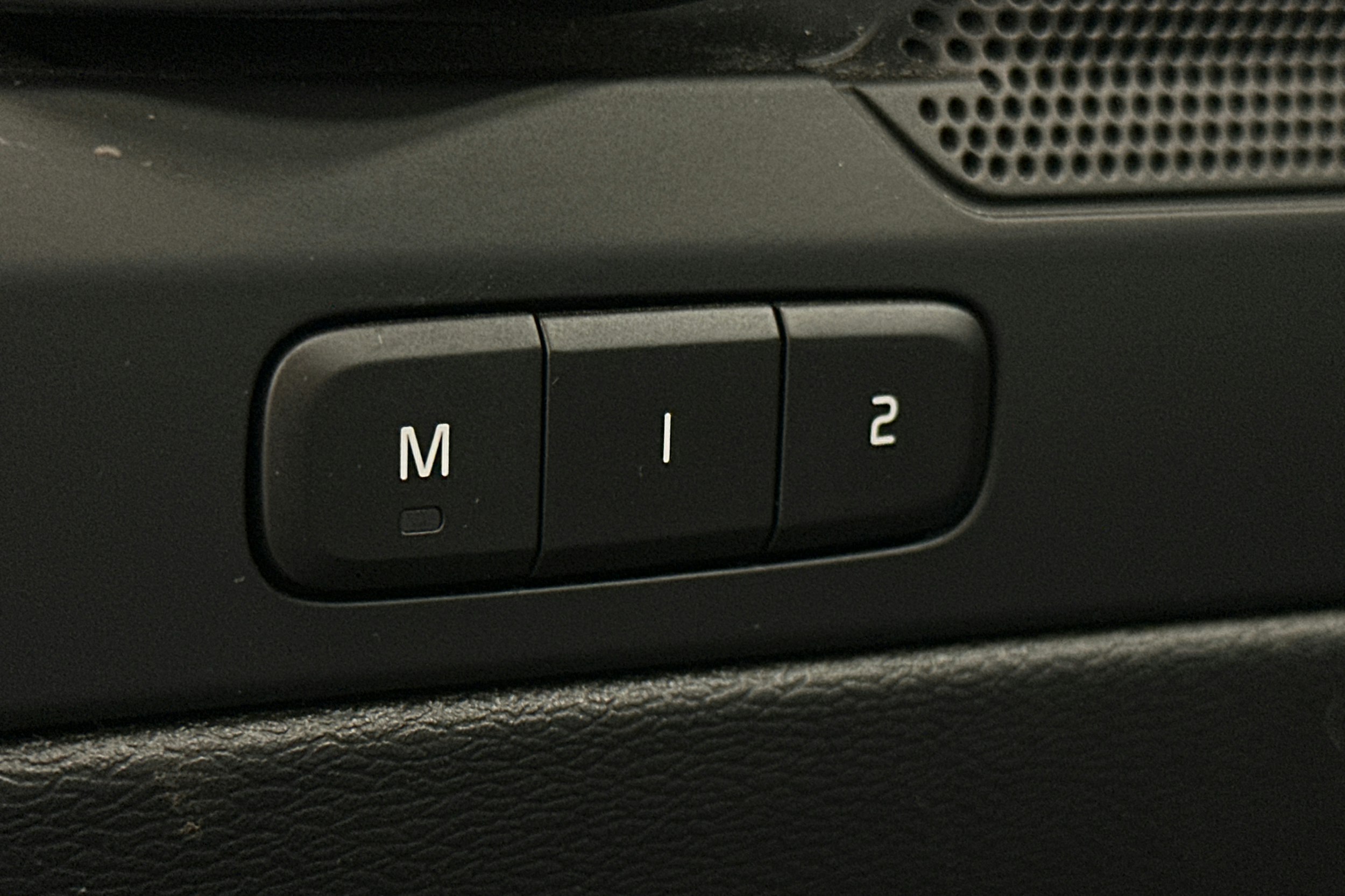 vihreä Volvo XC40 2023 kuva 16.