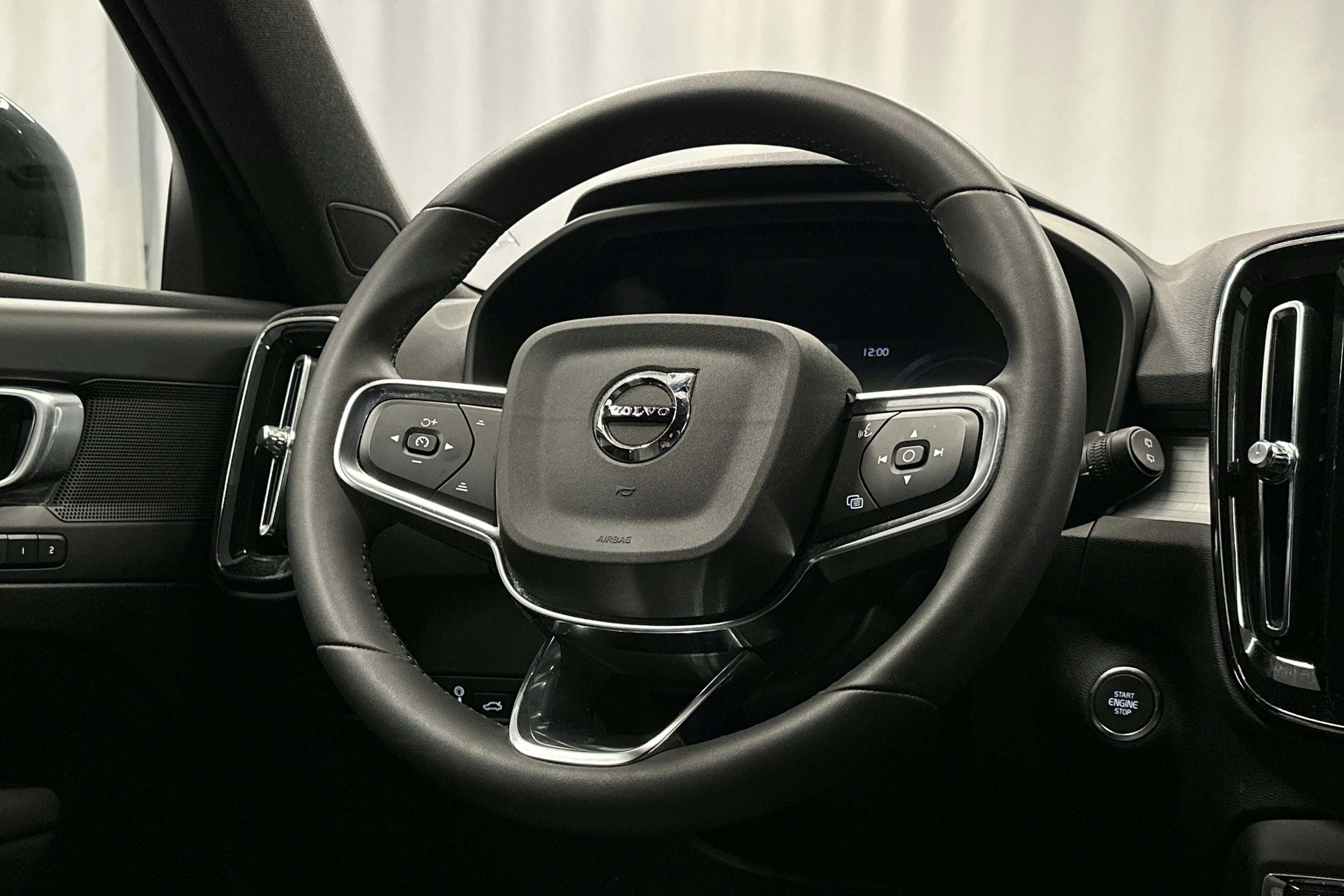 vihreä Volvo XC40 2023 kuva 17.