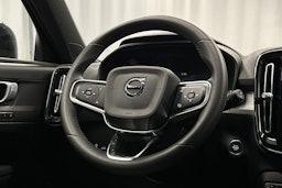 vihreä Volvo XC40 2023 kuva 17.