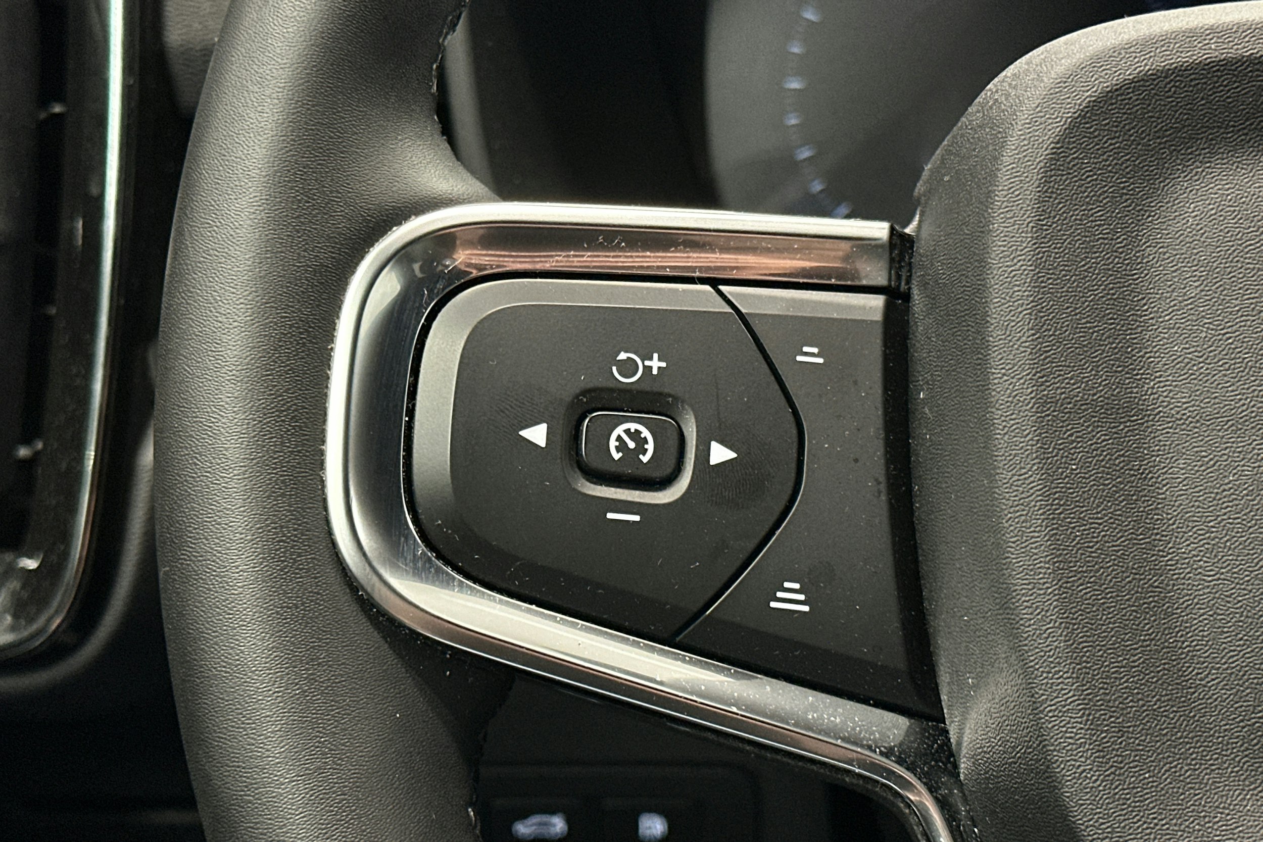 vihreä Volvo XC40 2023 kuva 18.