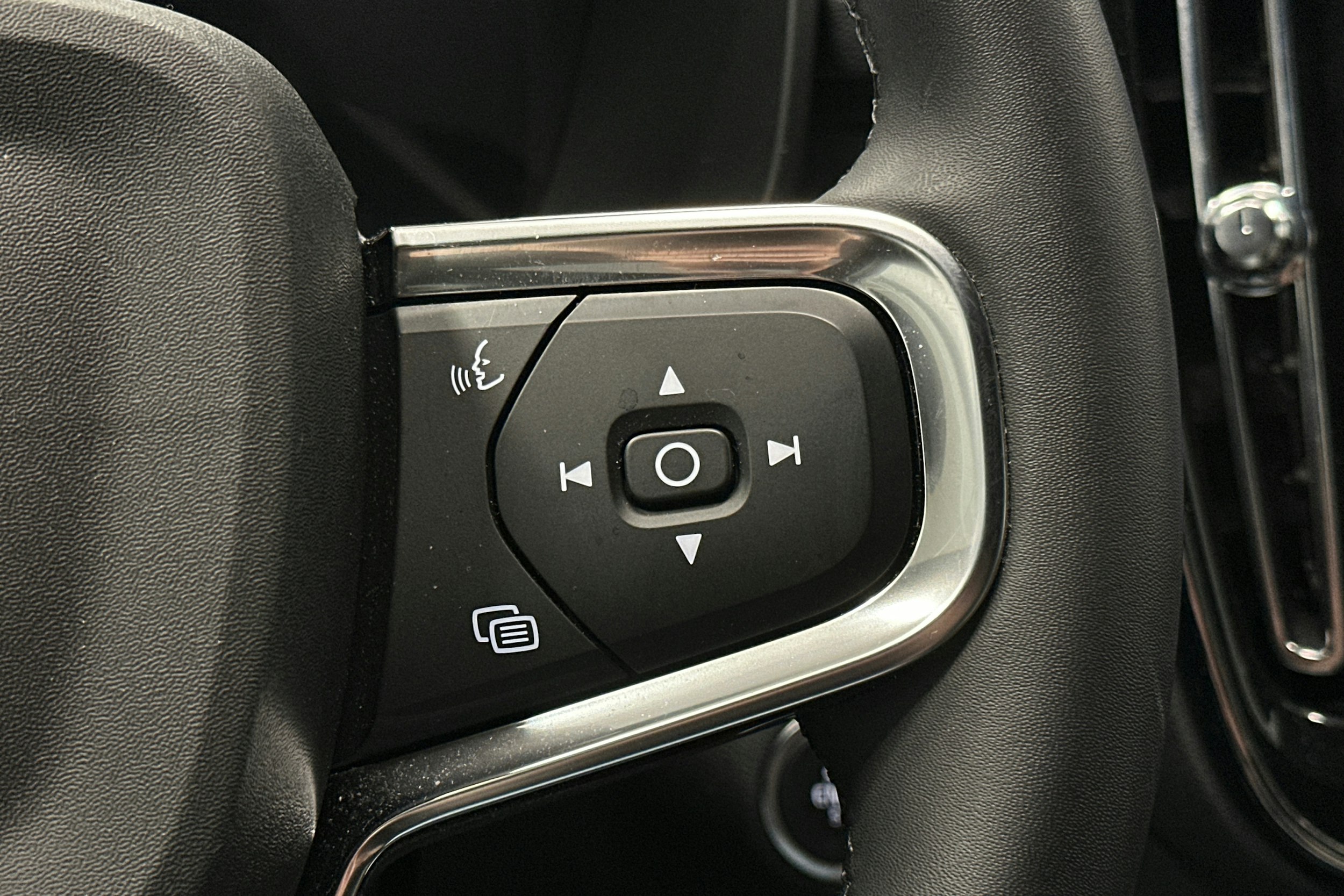 vihreä Volvo XC40 2023 kuva 19.
