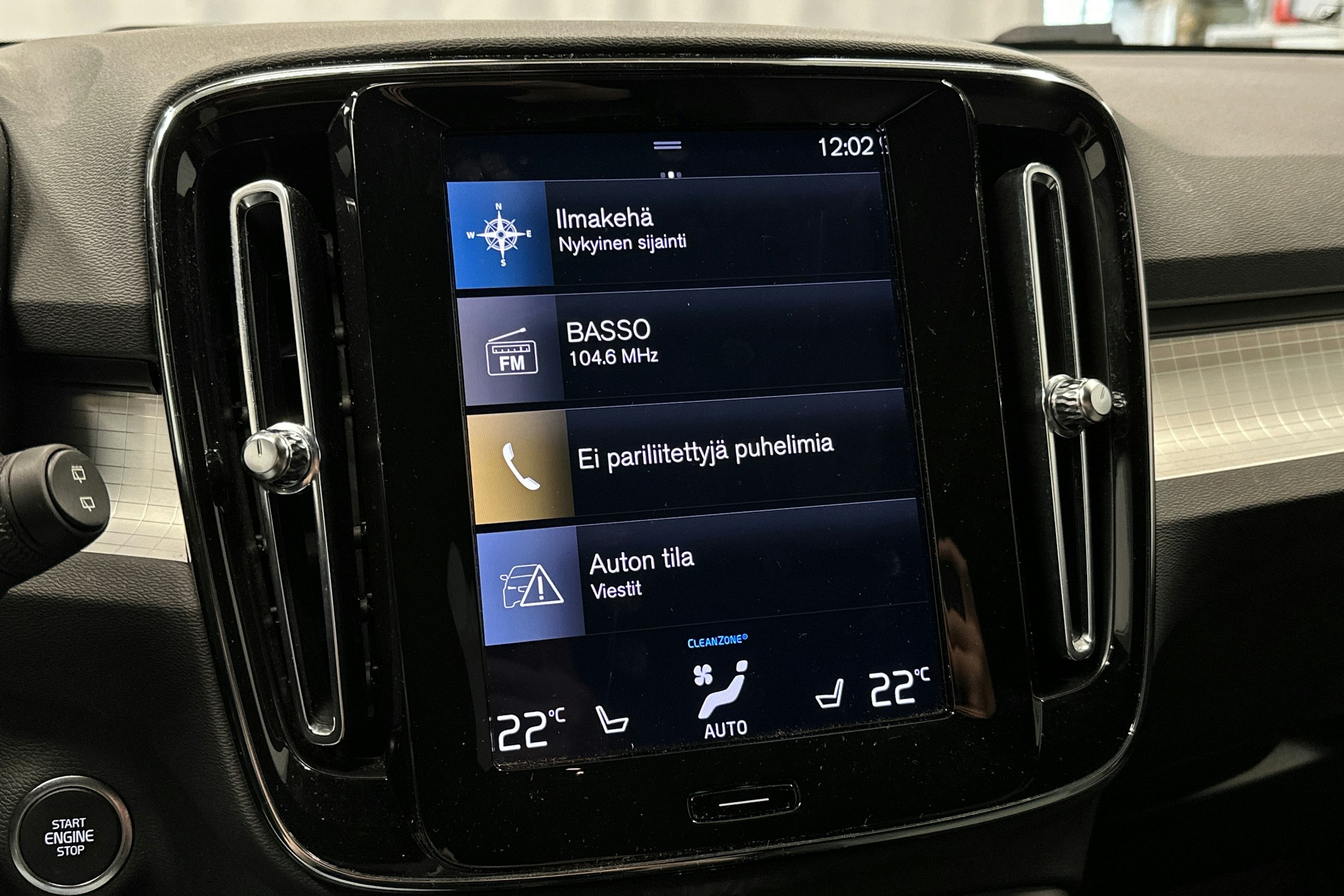 vihreä Volvo XC40 2023 kuva 21.