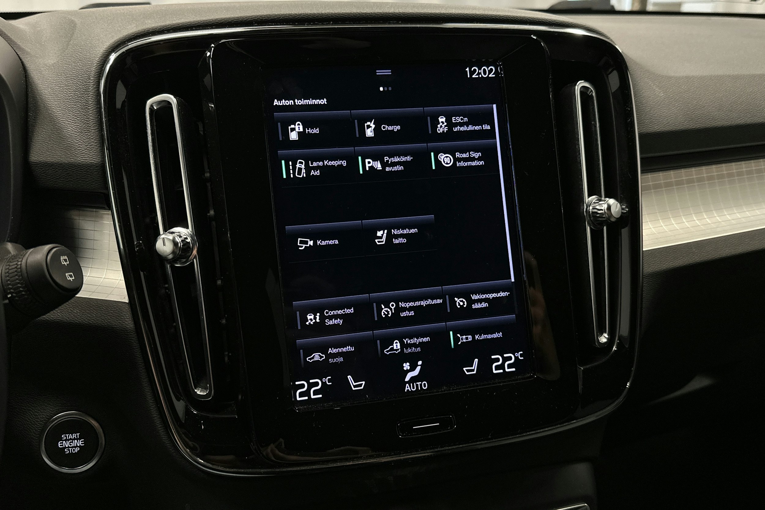 vihreä Volvo XC40 2023 kuva 22.