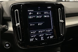 vihreä Volvo XC40 2023 kuva 22.