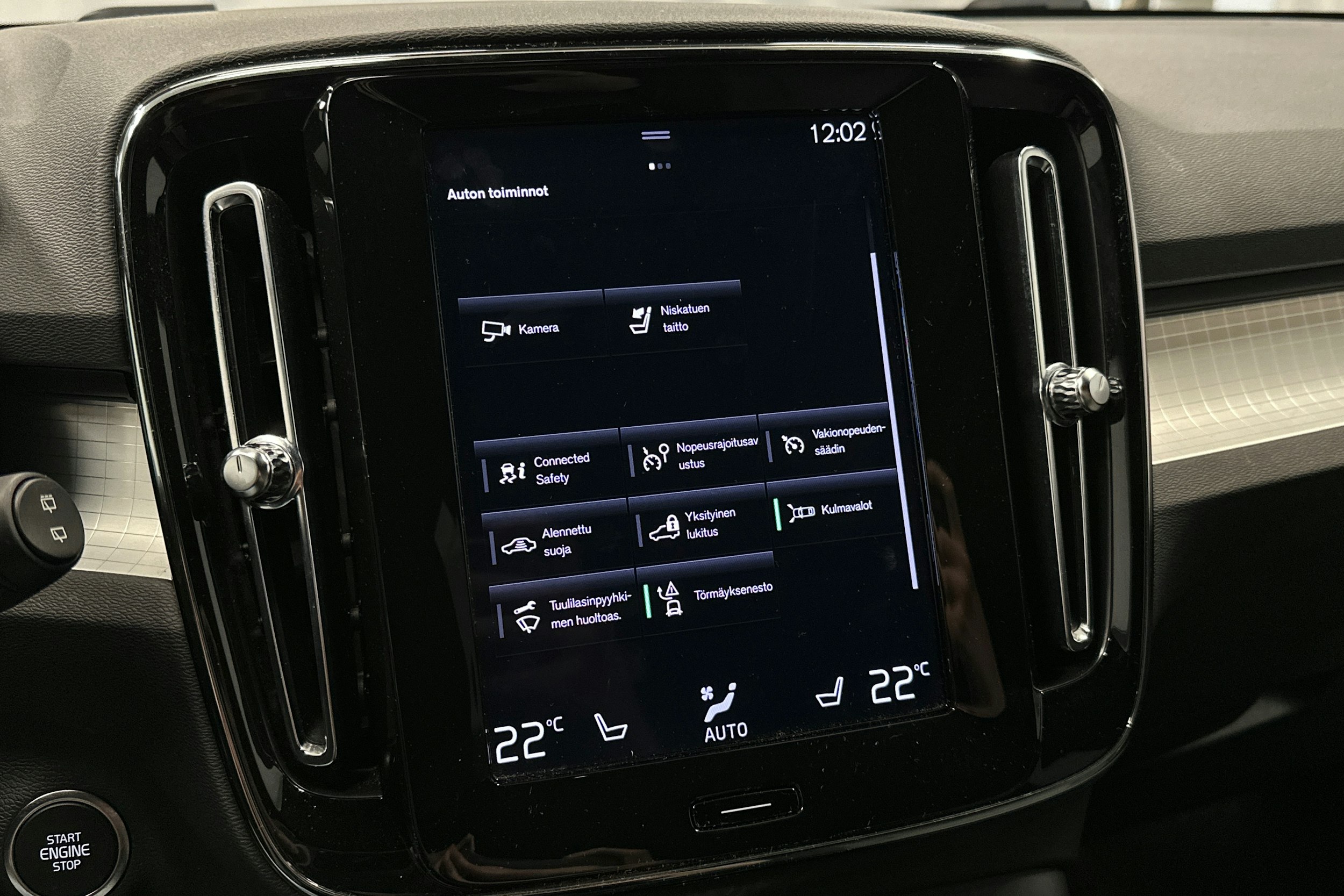 vihreä Volvo XC40 2023 kuva 23.