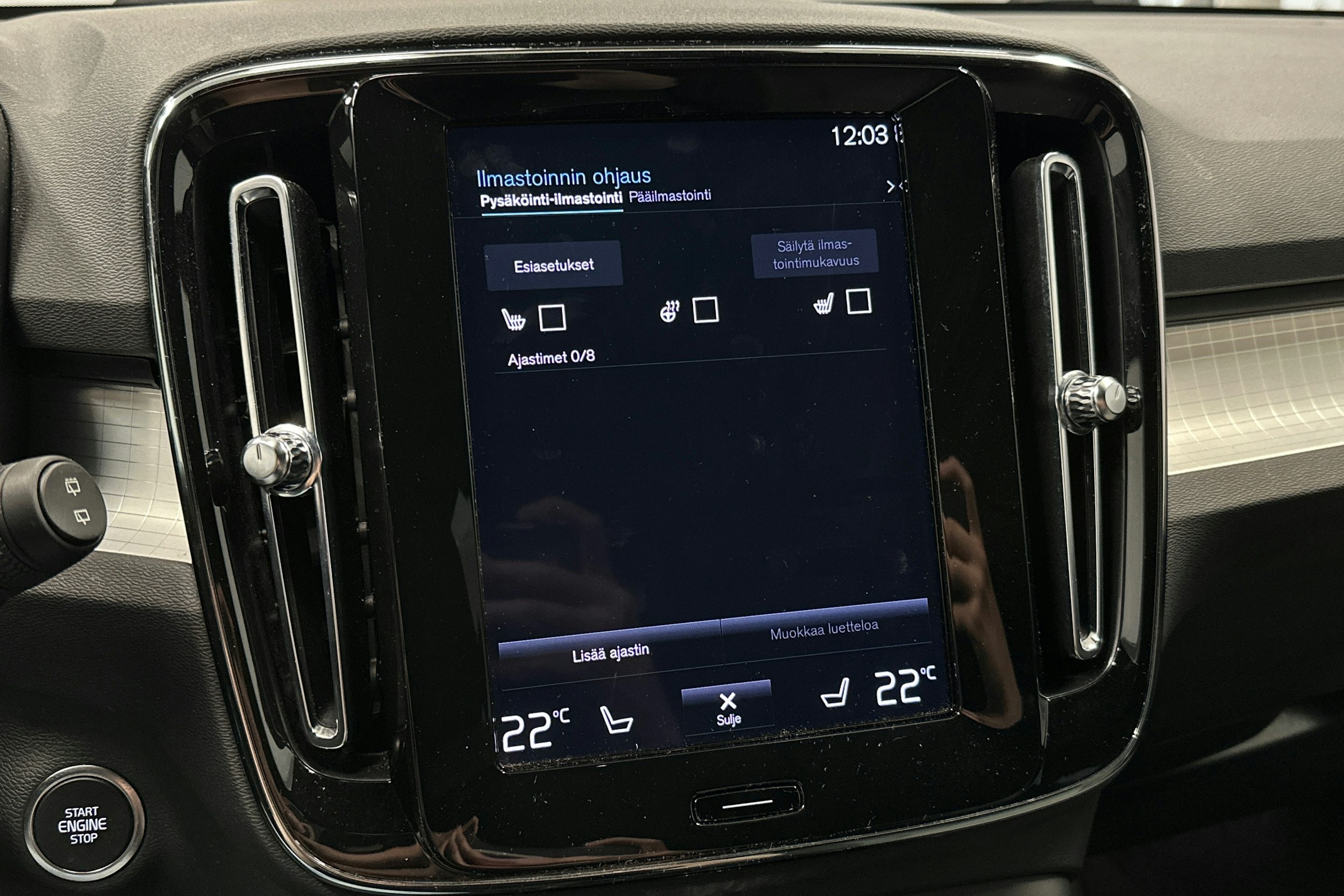 vihreä Volvo XC40 2023 kuva 25.