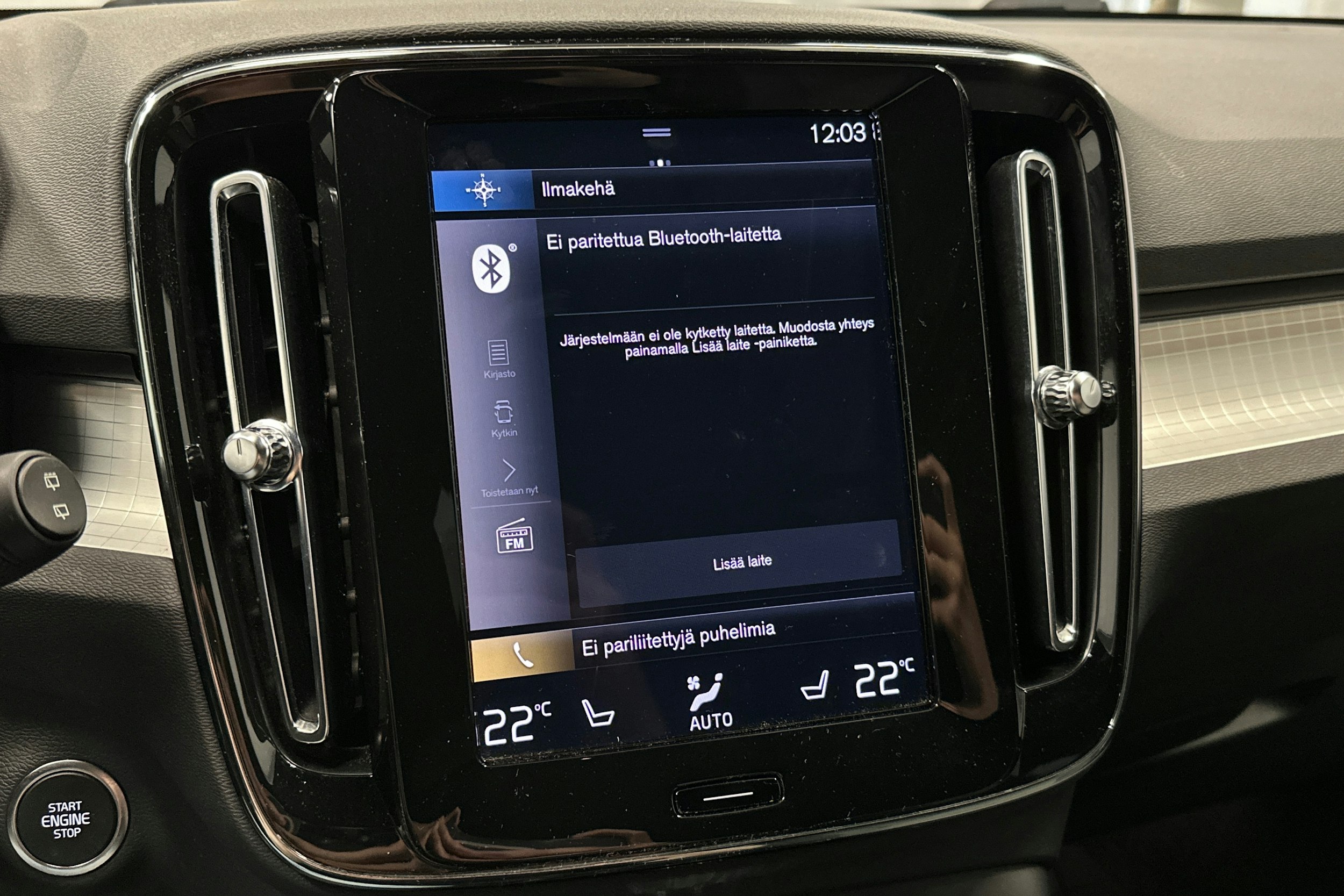 vihreä Volvo XC40 2023 kuva 26.