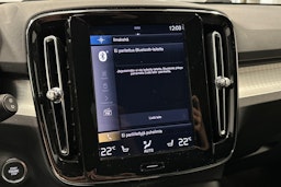 vihreä Volvo XC40 2023 kuva 26.