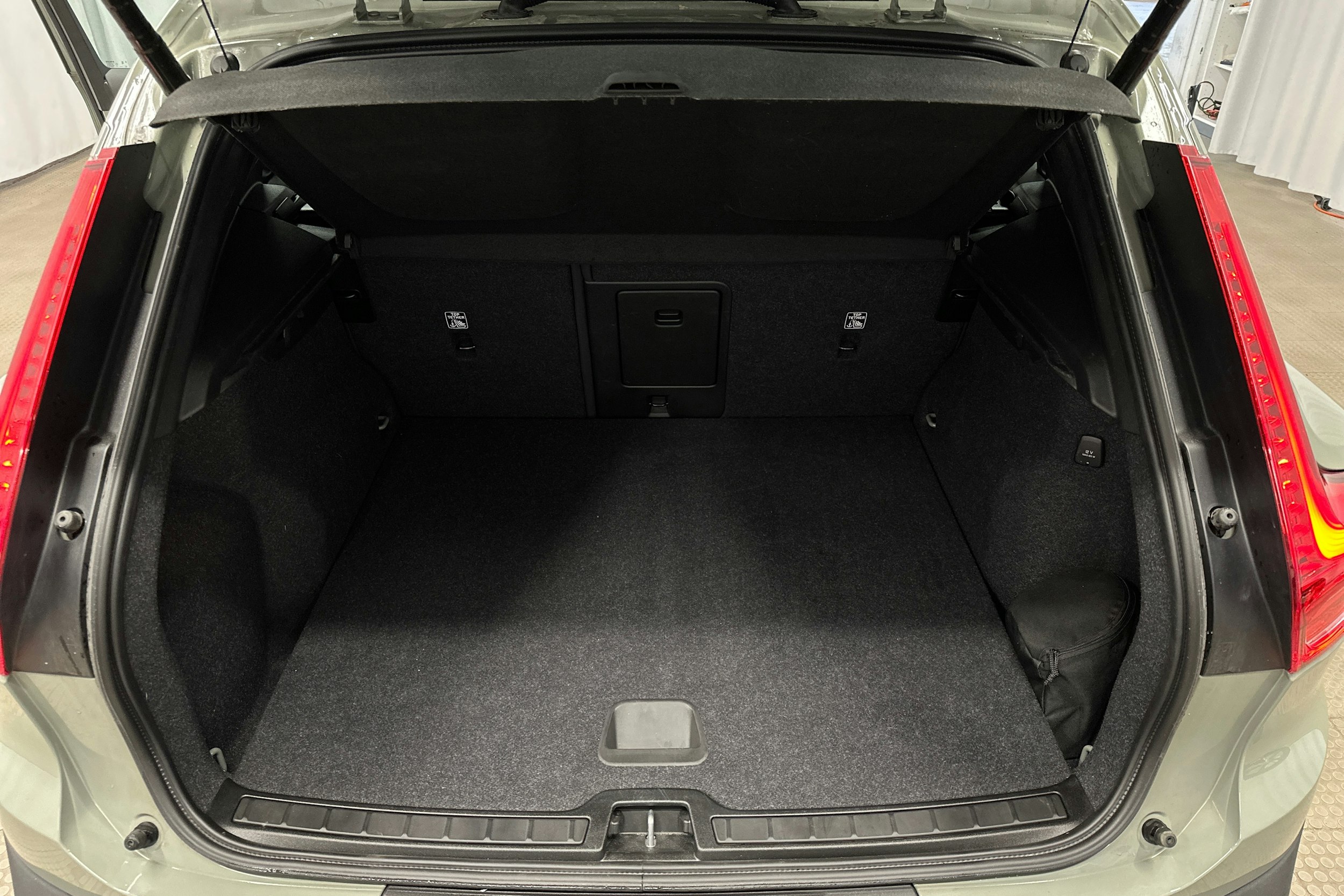 vihreä Volvo XC40 2023 kuva 28.