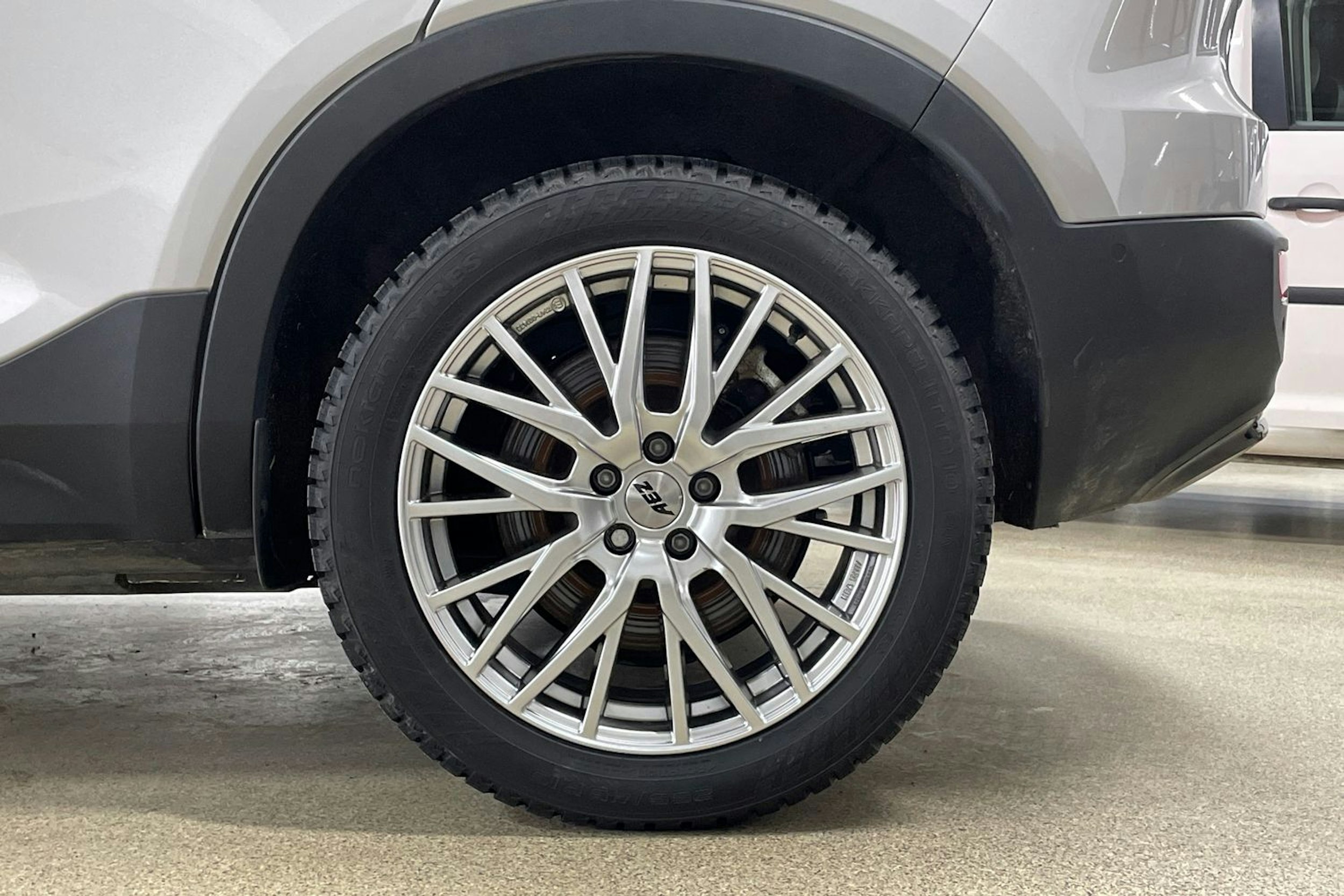 Harmaa Volvo XC40 2023 kuva 13.