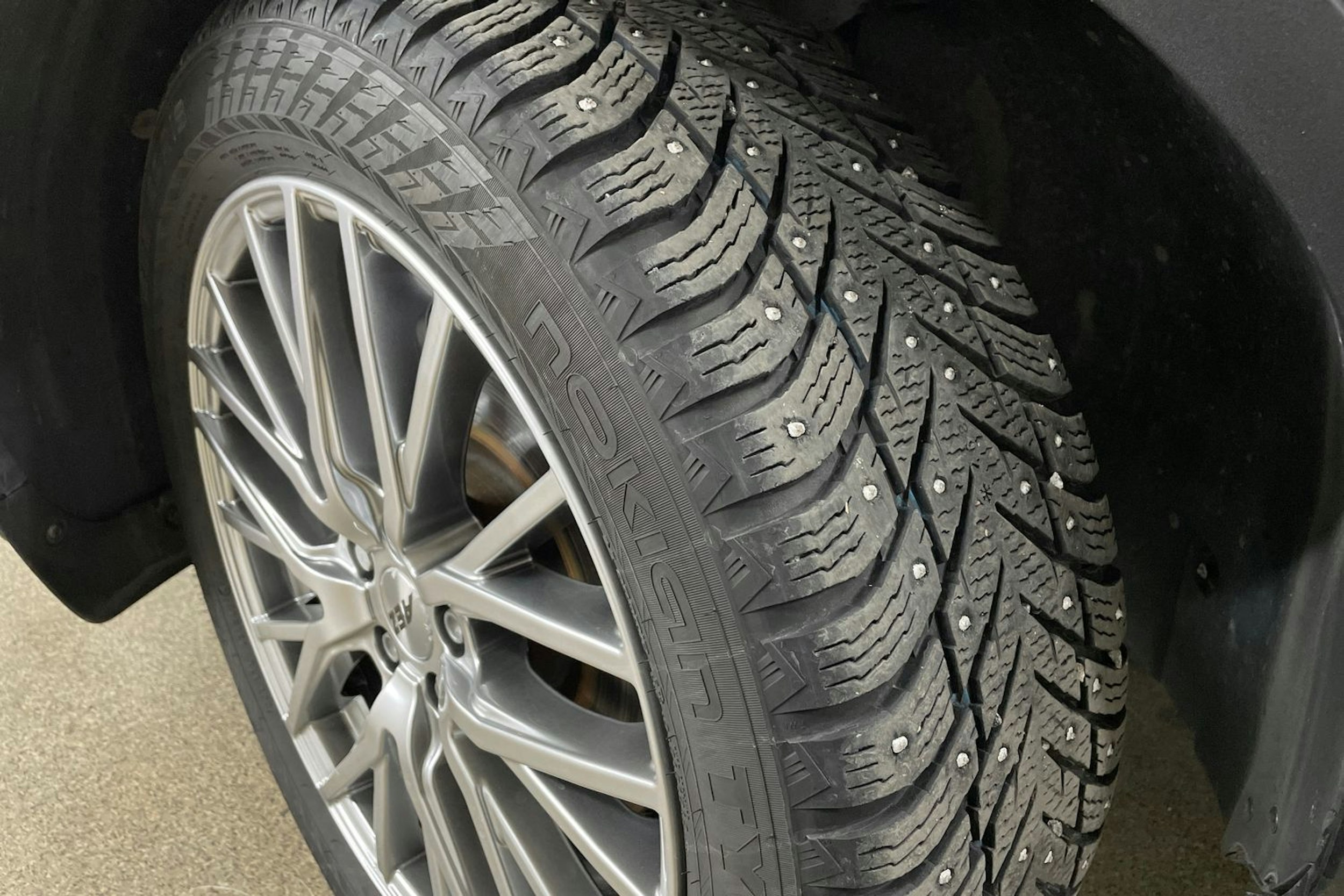 Harmaa Volvo XC40 2023 kuva 14.