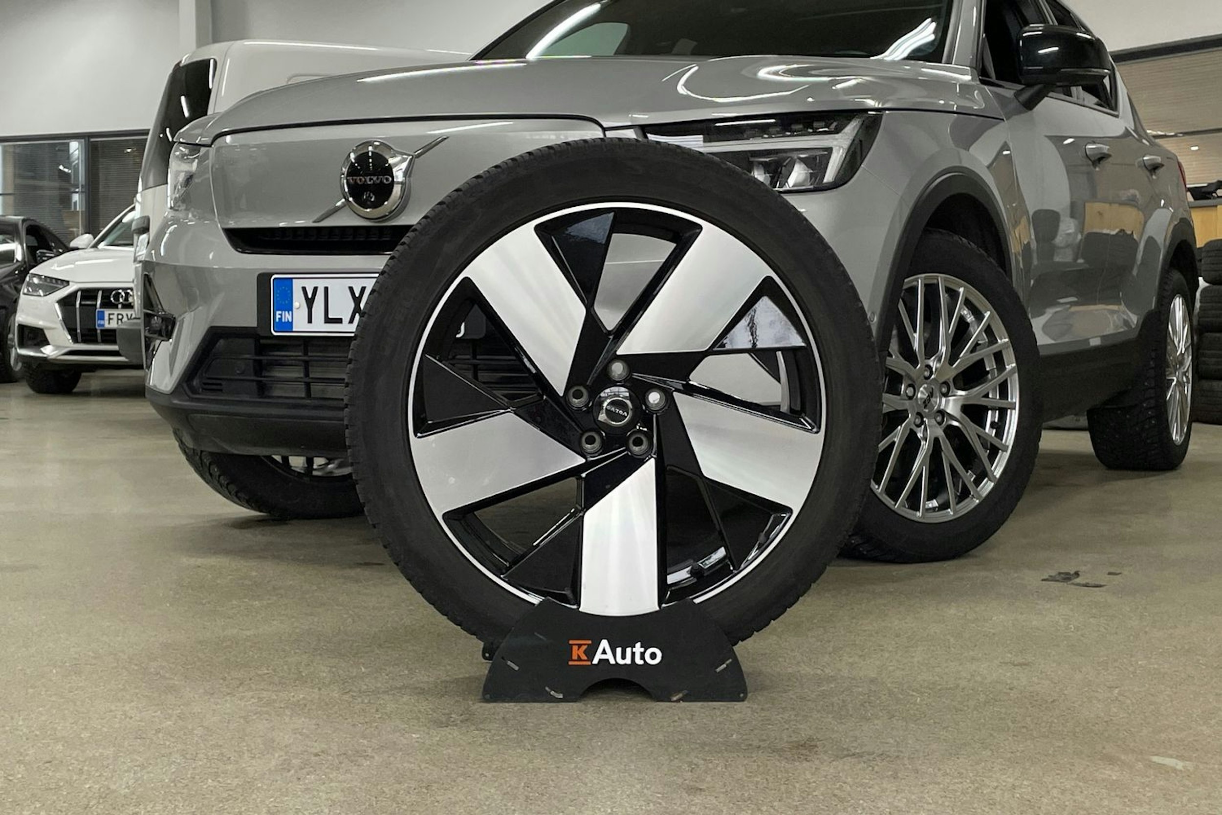 Harmaa Volvo XC40 2023 kuva 15.