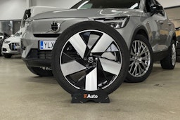 Harmaa Volvo XC40 2023 kuva 15.