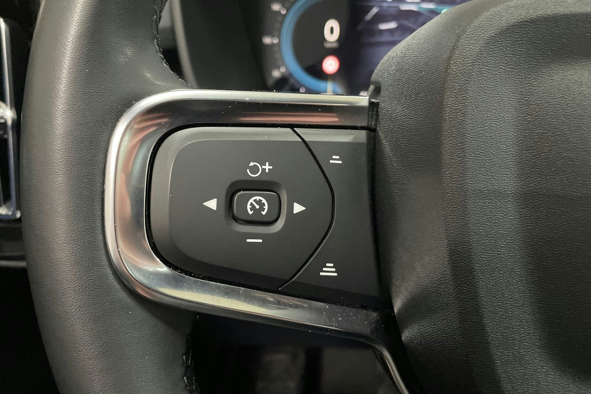 Harmaa Volvo XC40 2023 kuva 17.