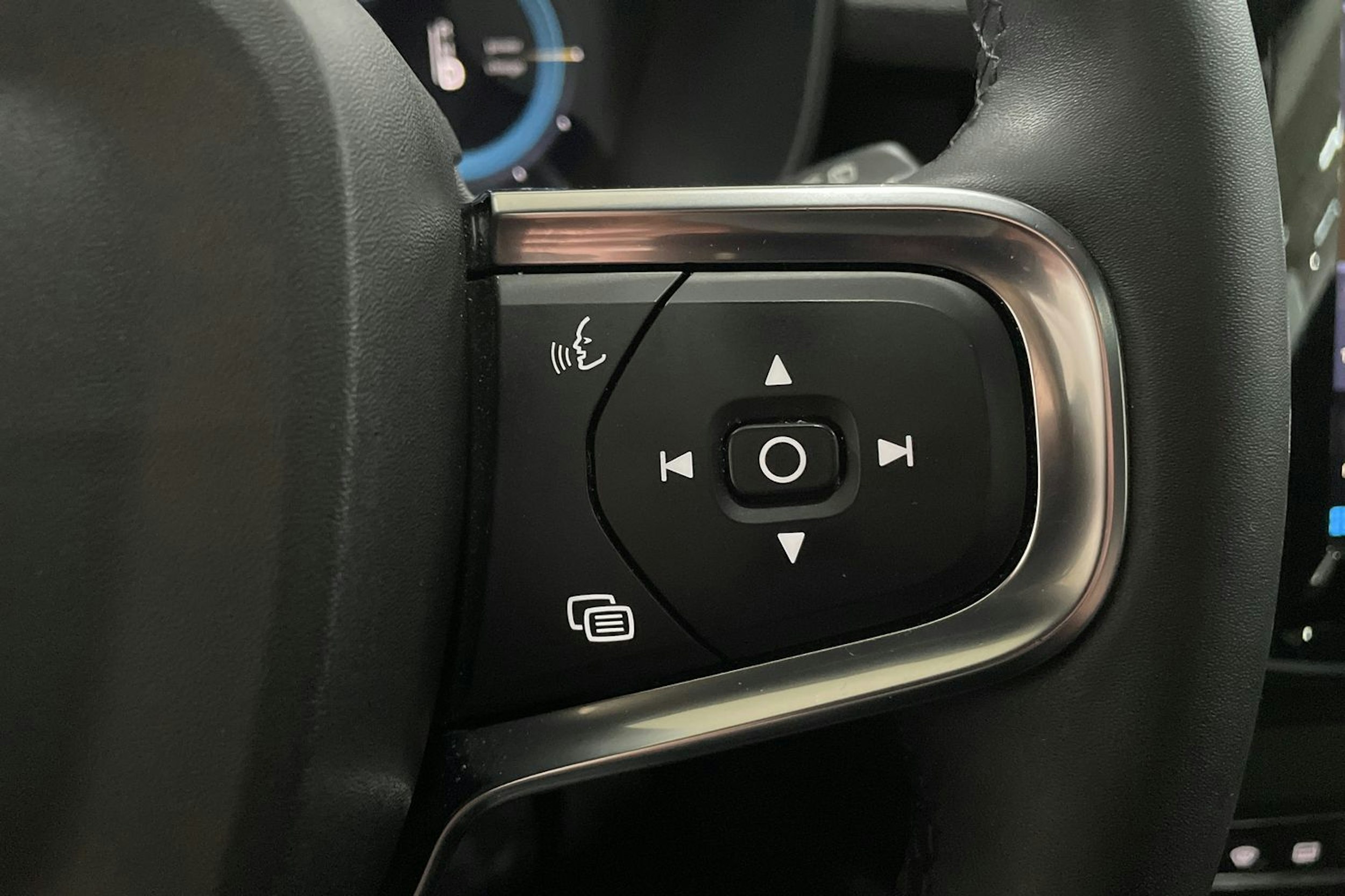 Harmaa Volvo XC40 2023 kuva 18.