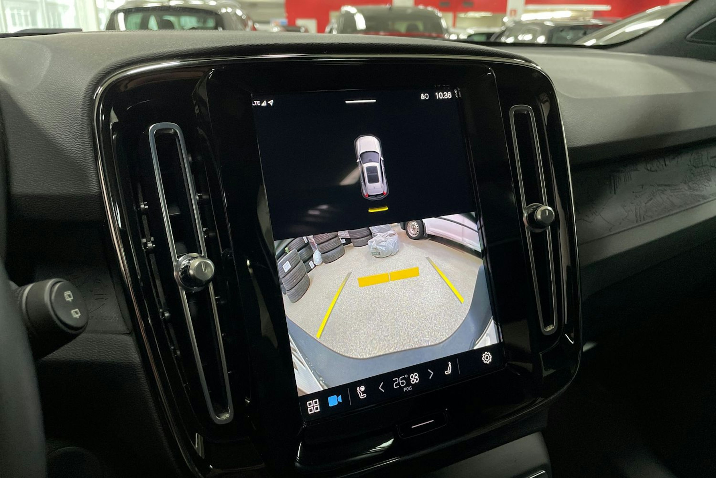 Harmaa Volvo XC40 2023 kuva 22.