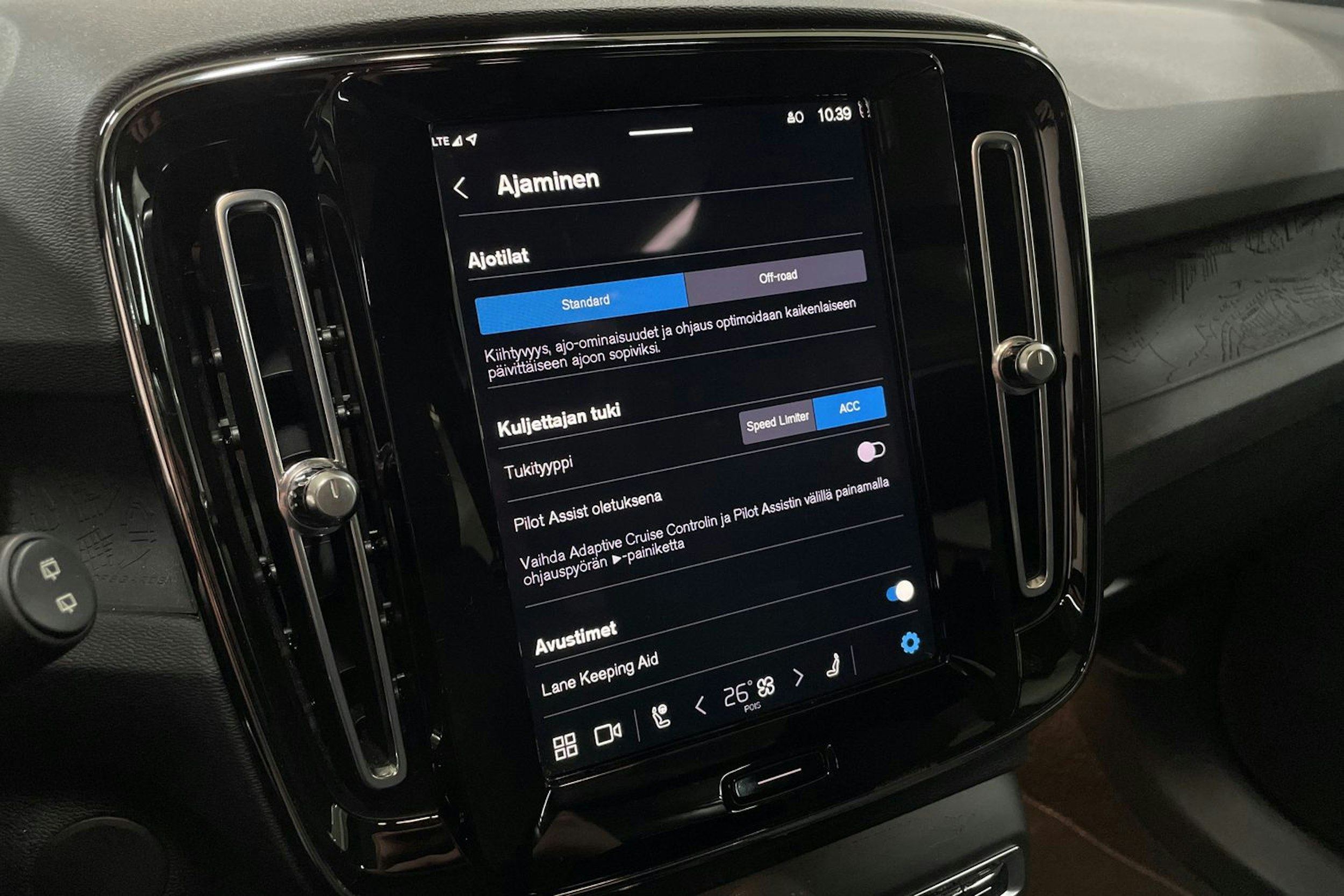 Harmaa Volvo XC40 2023 kuva 26.