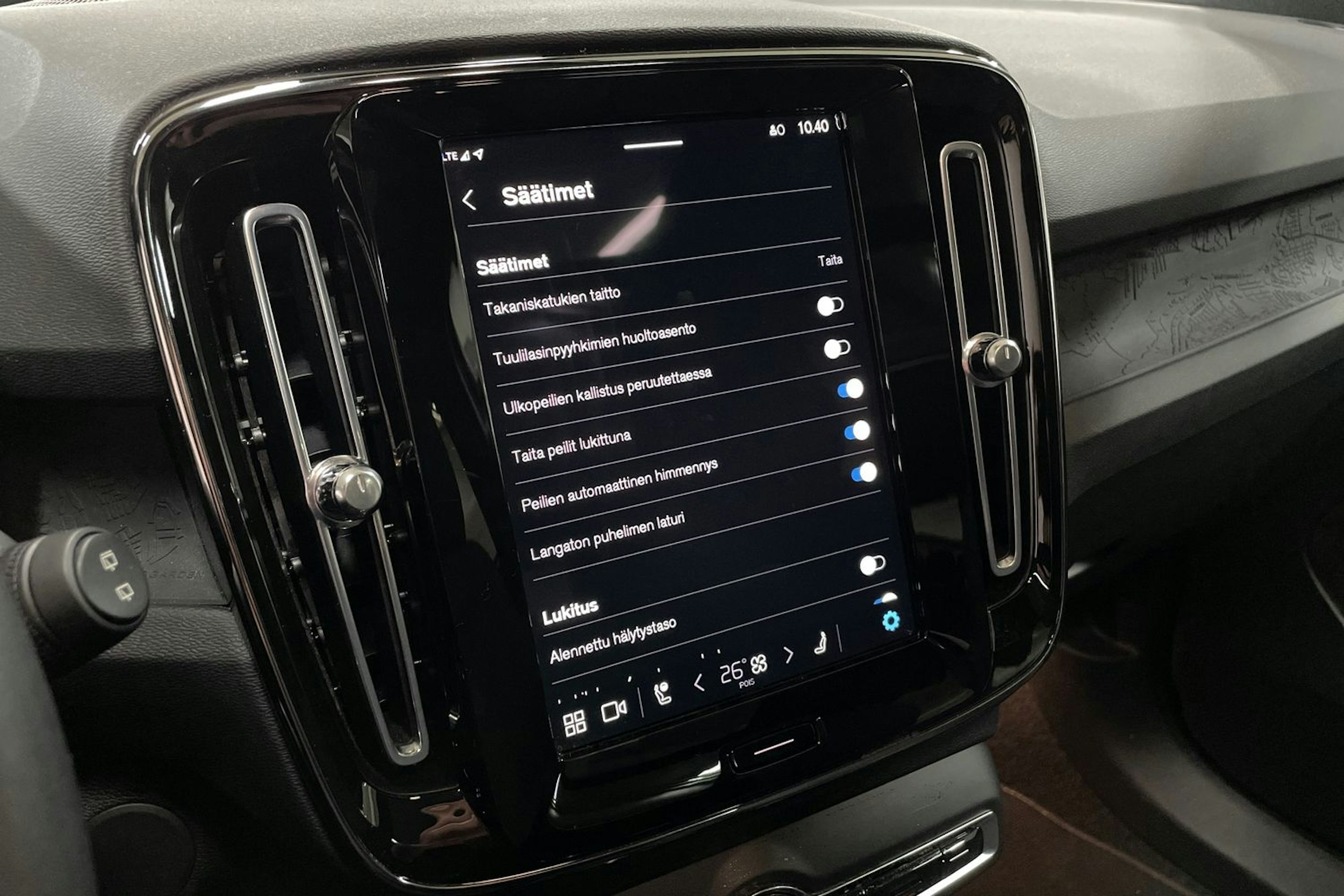 Harmaa Volvo XC40 2023 kuva 28.