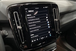 Harmaa Volvo XC40 2023 kuva 28.