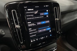 Harmaa Volvo XC40 2023 kuva 29.