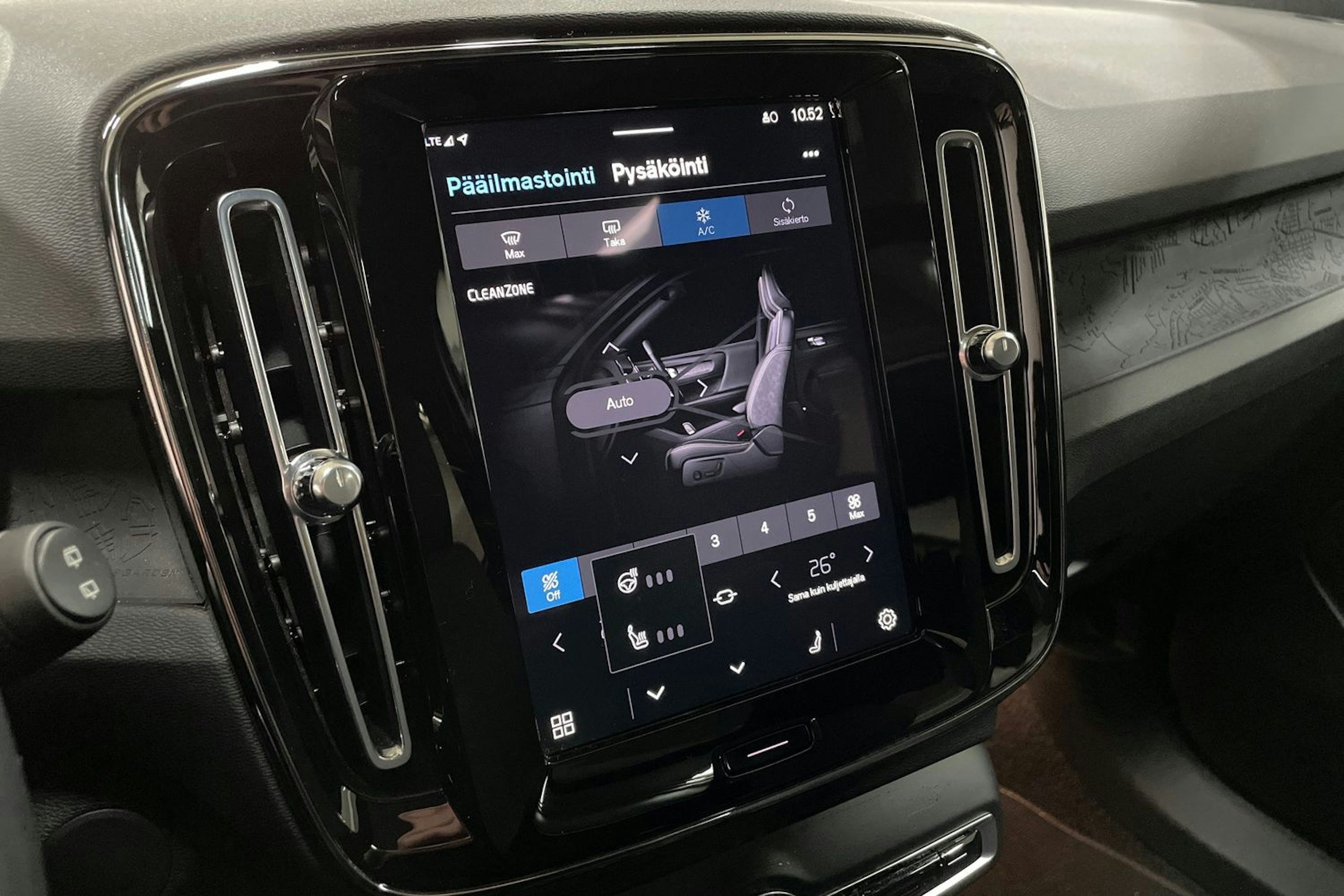 Harmaa Volvo XC40 2023 kuva 31.