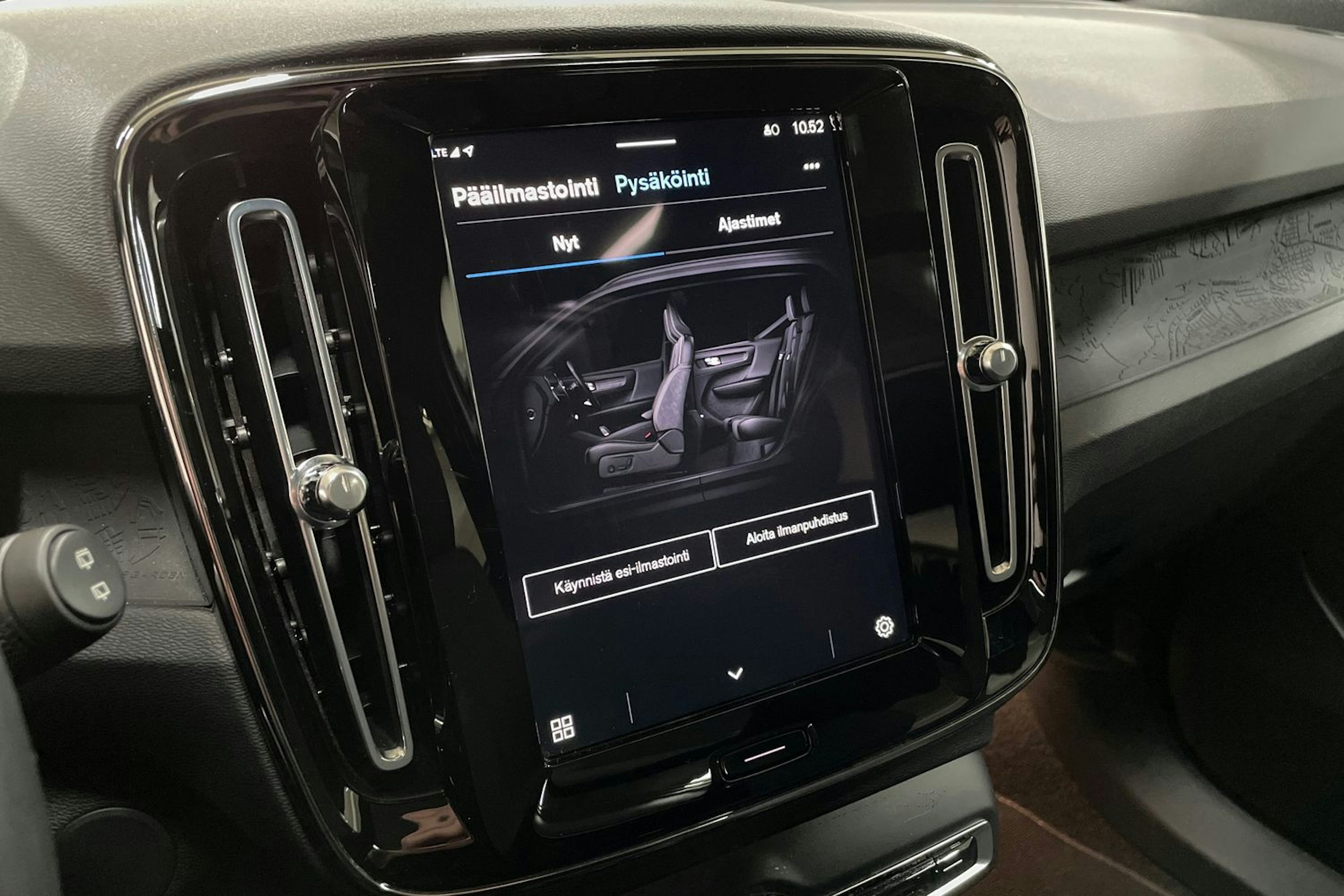 Harmaa Volvo XC40 2023 kuva 32.