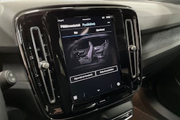 Harmaa Volvo XC40 2023 kuva 32.