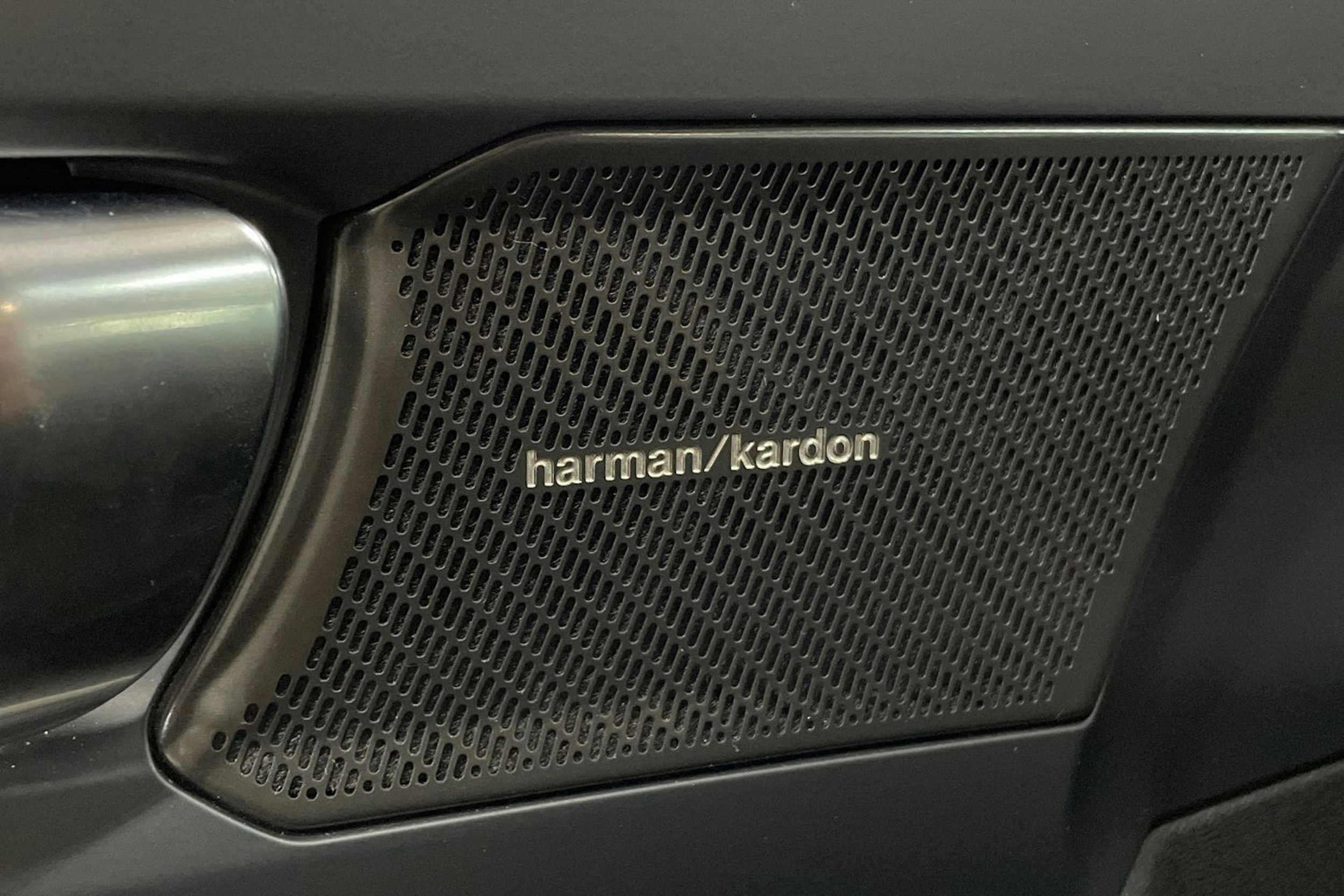 Harmaa Volvo XC40 2023 kuva 33.