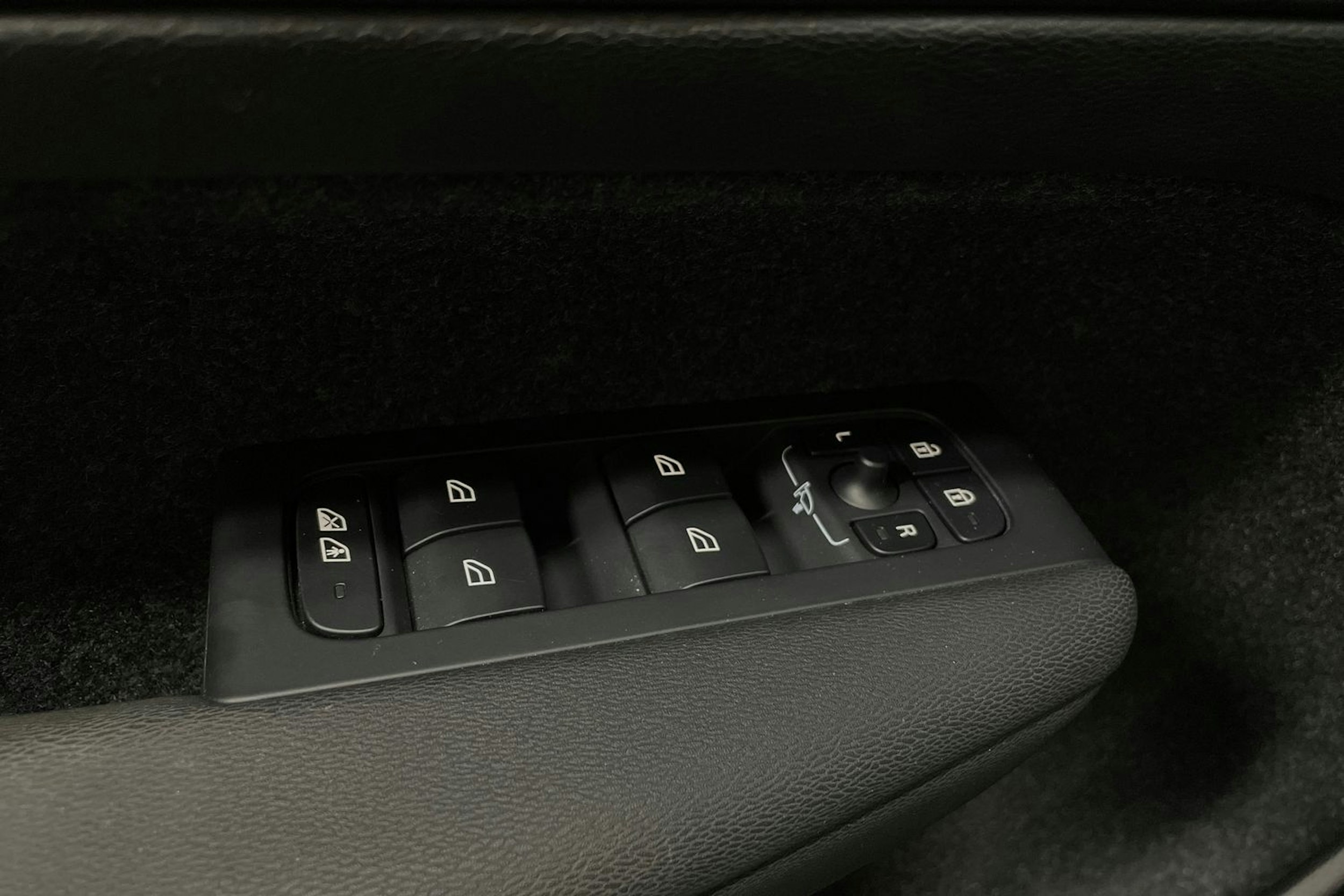 Harmaa Volvo XC40 2023 kuva 34.