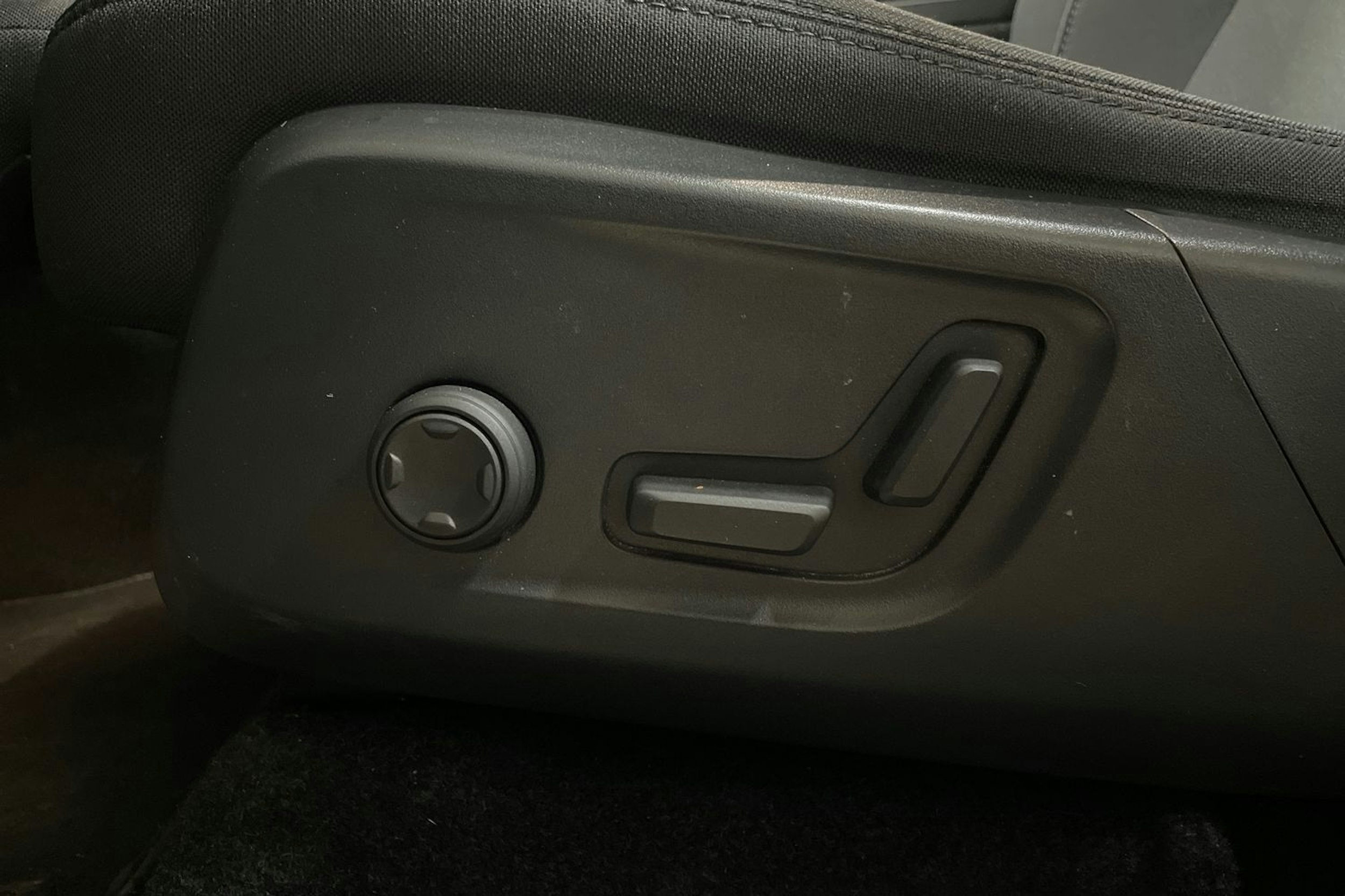 Harmaa Volvo XC40 2023 kuva 35.