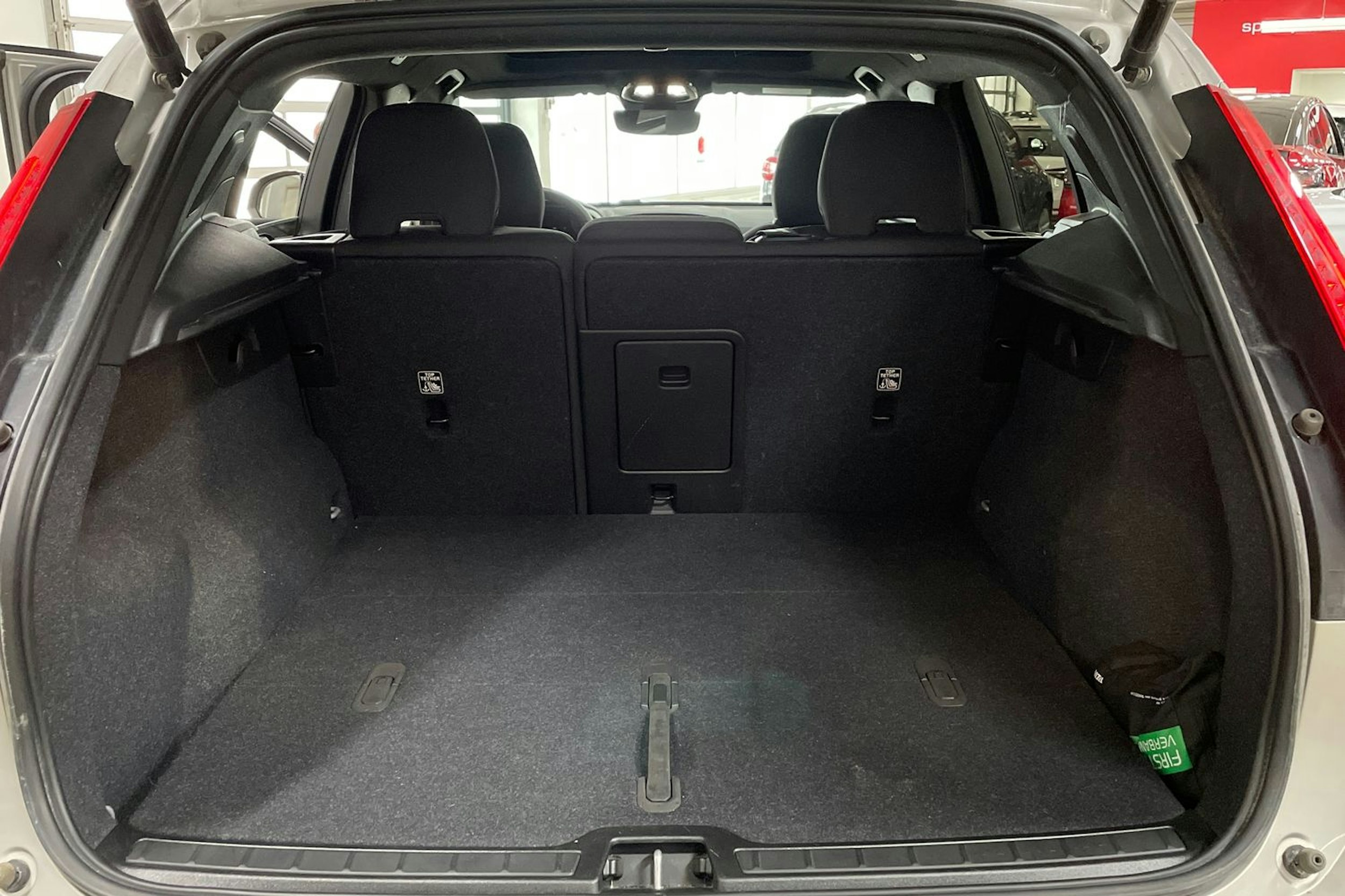 Harmaa Volvo XC40 2023 kuva 37.