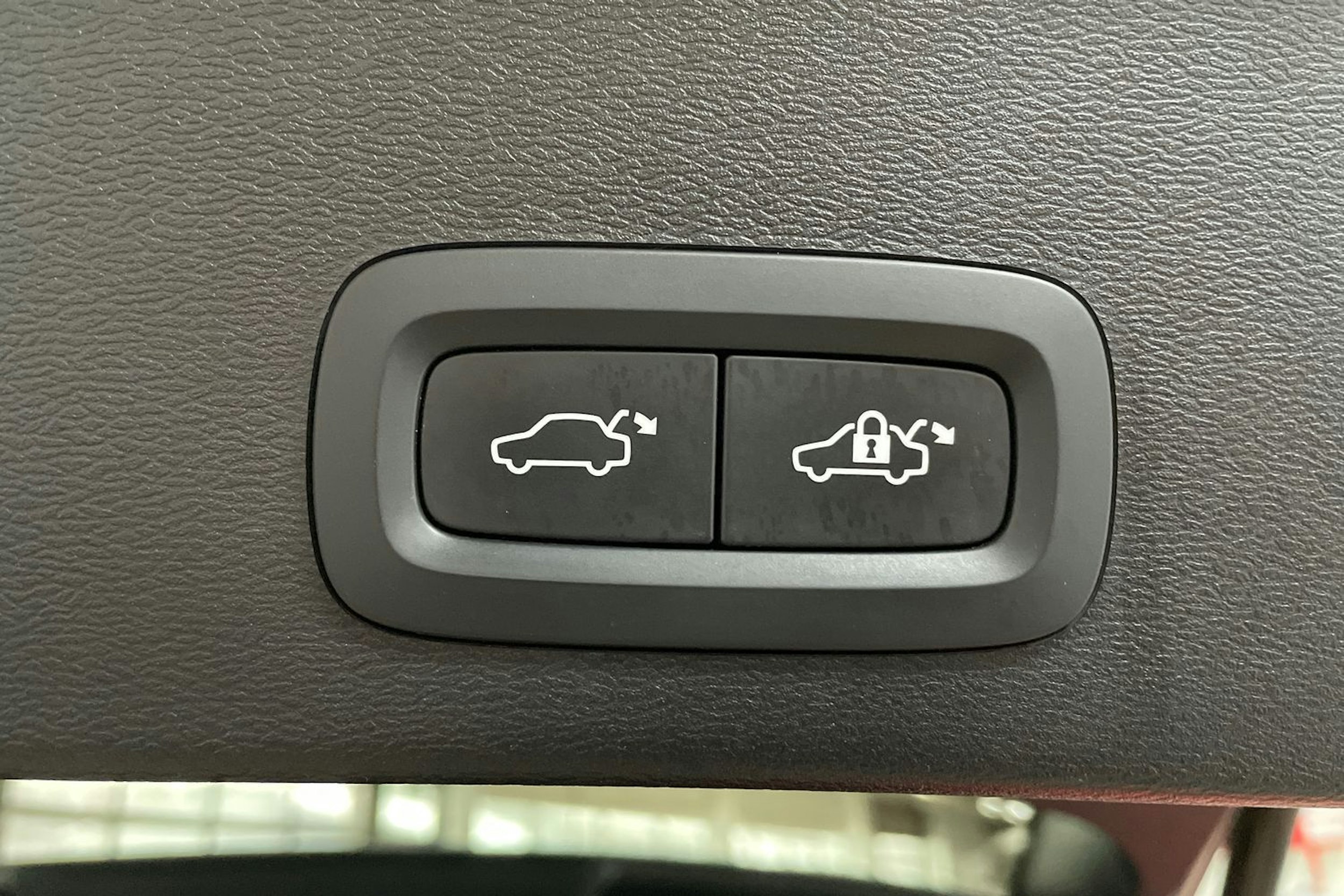 Harmaa Volvo XC40 2023 kuva 39.