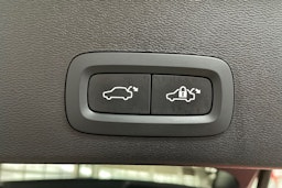 Harmaa Volvo XC40 2023 kuva 39.