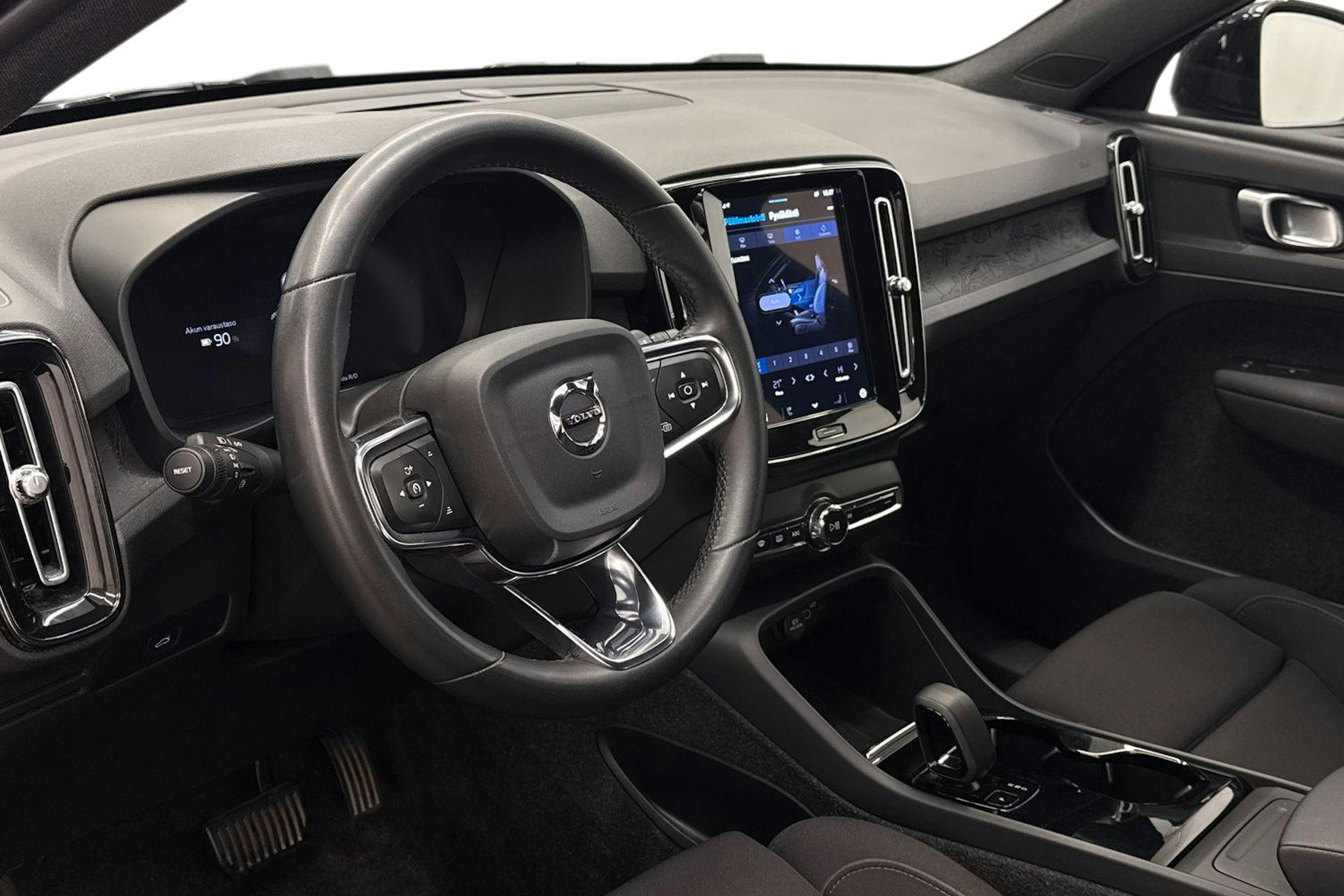Musta Volvo XC40 2023 kuva 7.