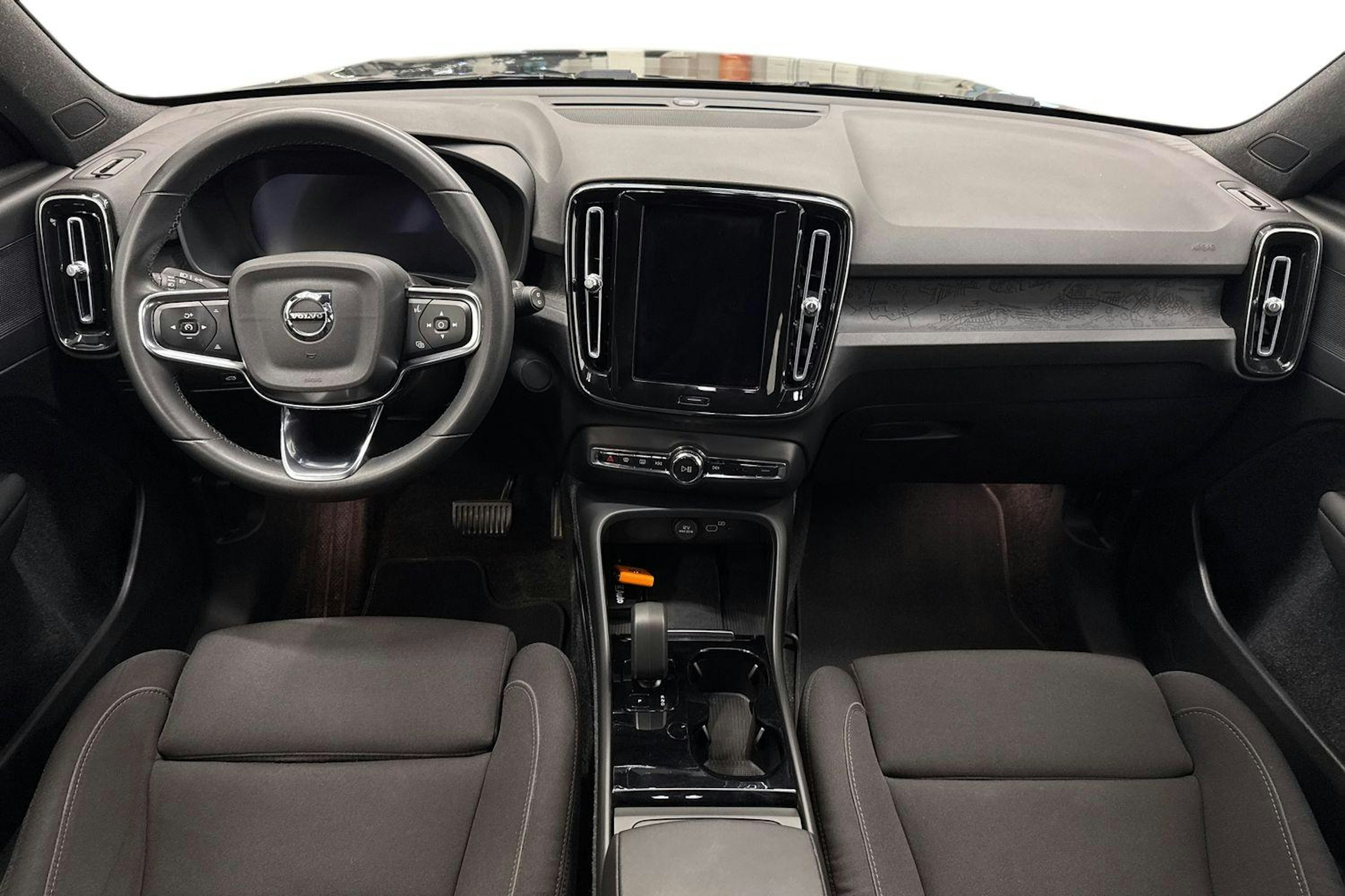 Musta Volvo XC40 2023 kuva 9.