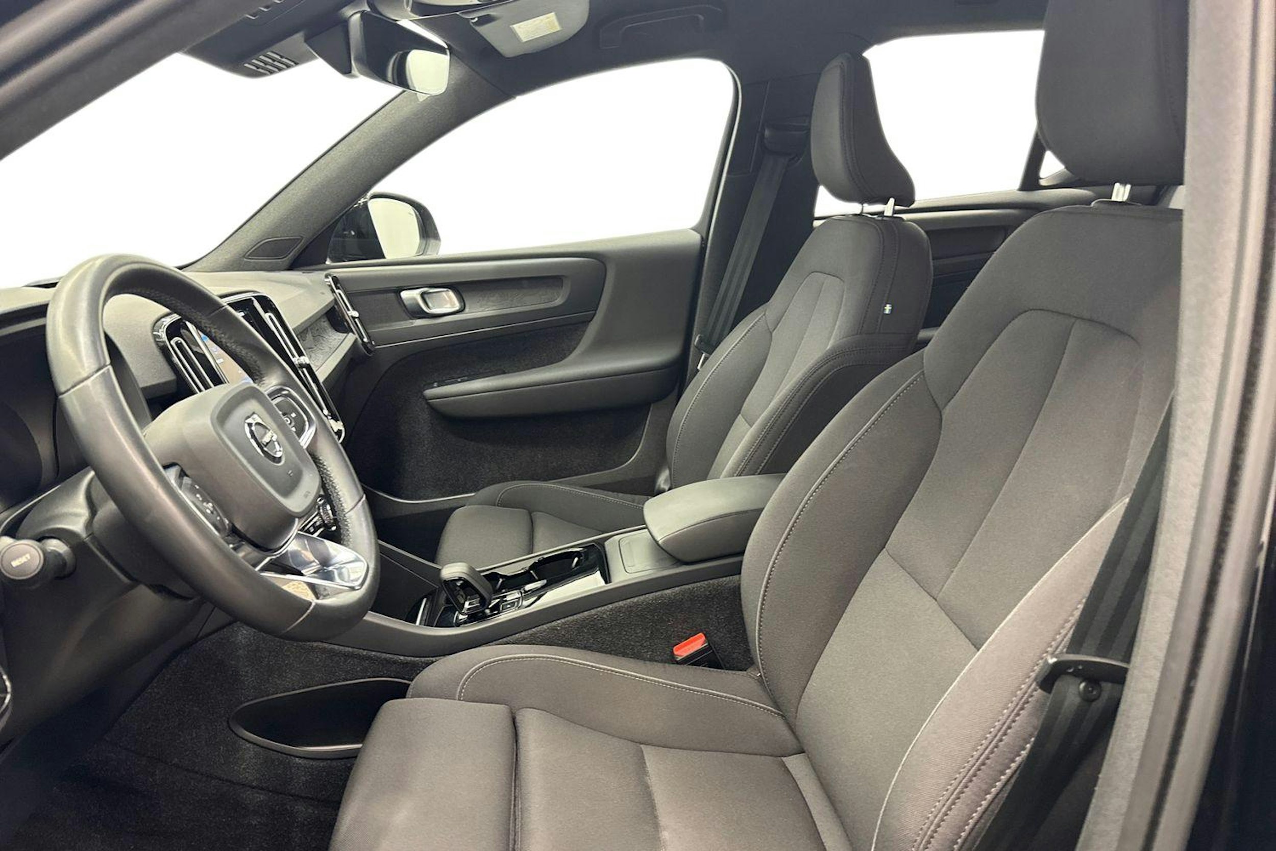 Musta Volvo XC40 2023 kuva 11.
