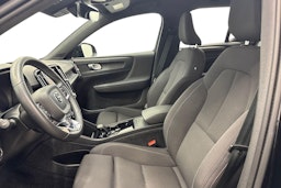 Musta Volvo XC40 2023 kuva 11.