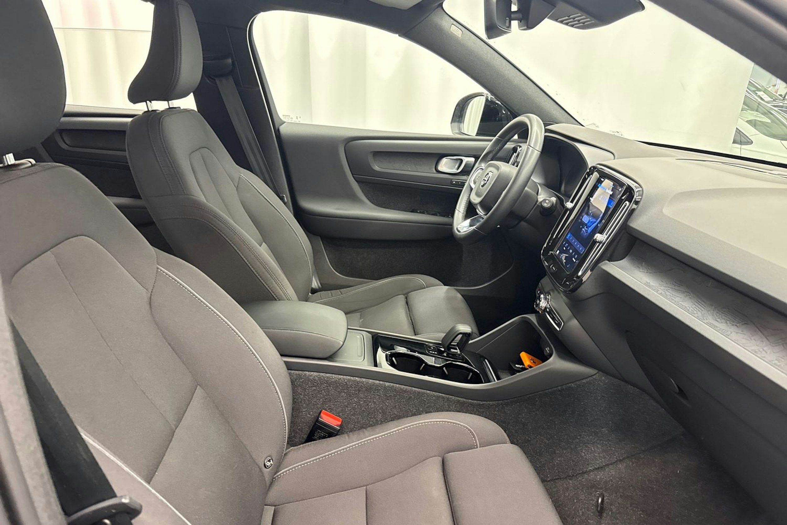 Musta Volvo XC40 2023 kuva 13.