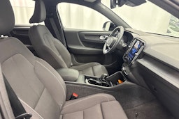 Musta Volvo XC40 2023 kuva 13.