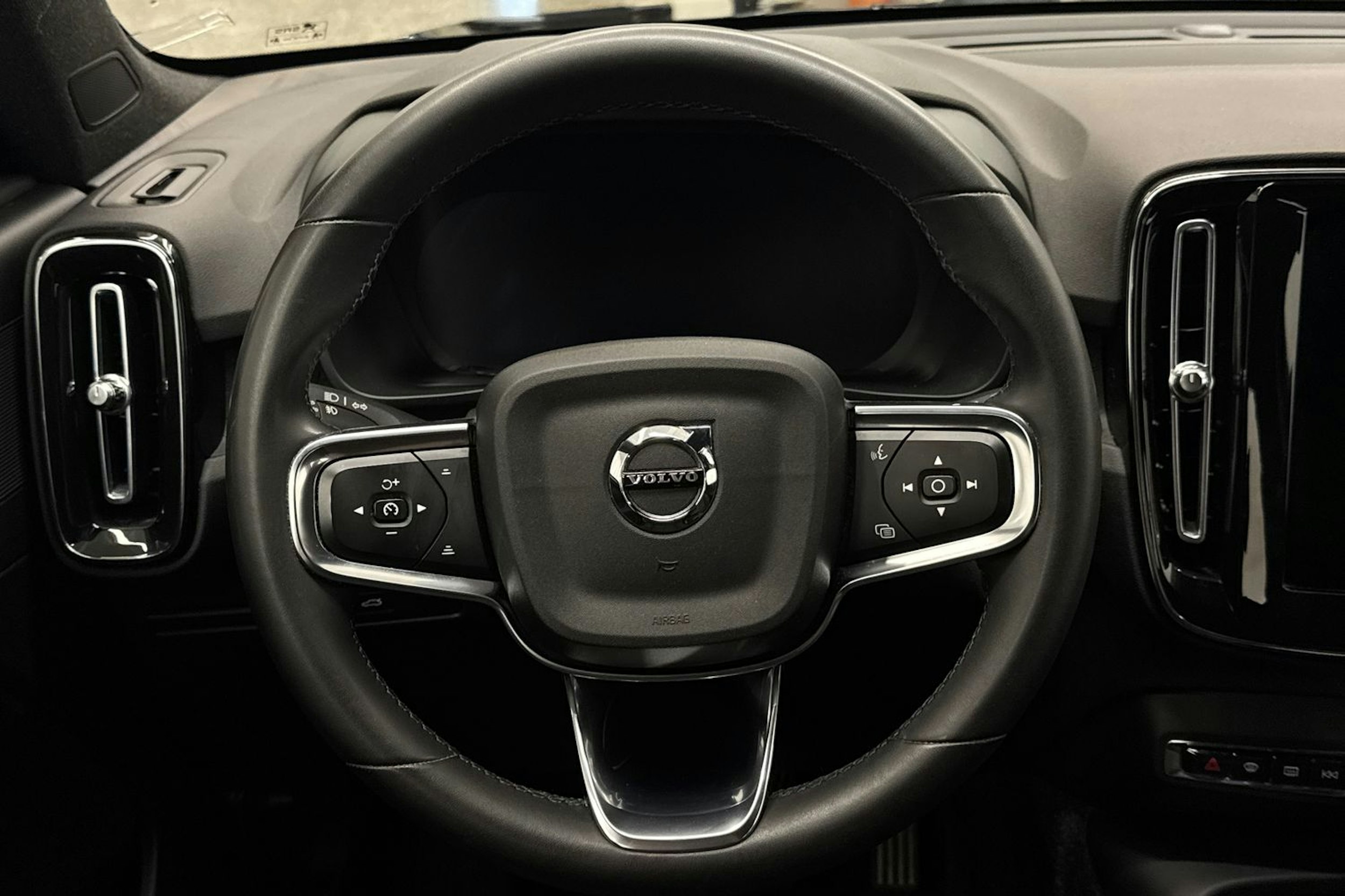 Musta Volvo XC40 2023 kuva 14.