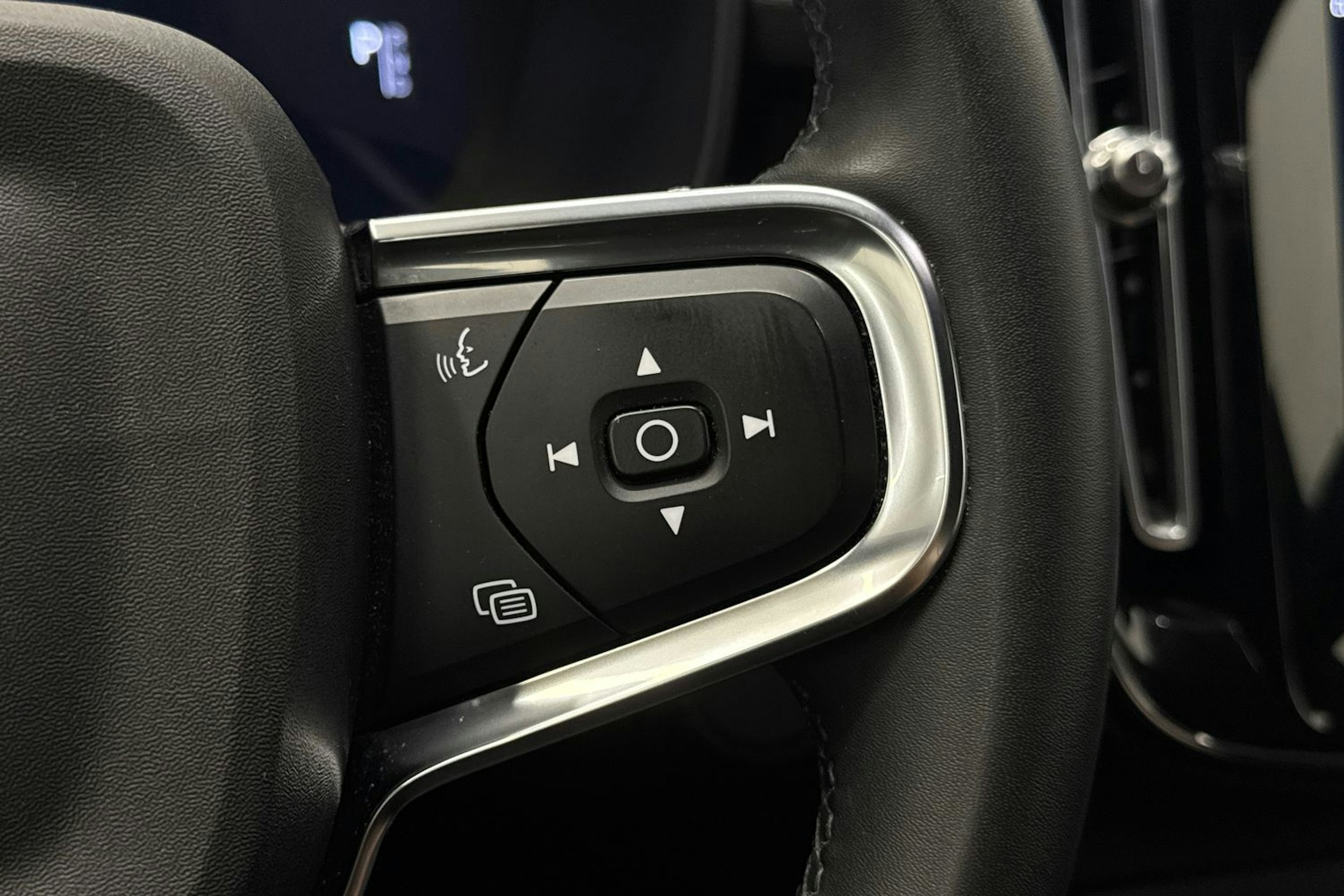 Musta Volvo XC40 2023 kuva 15.