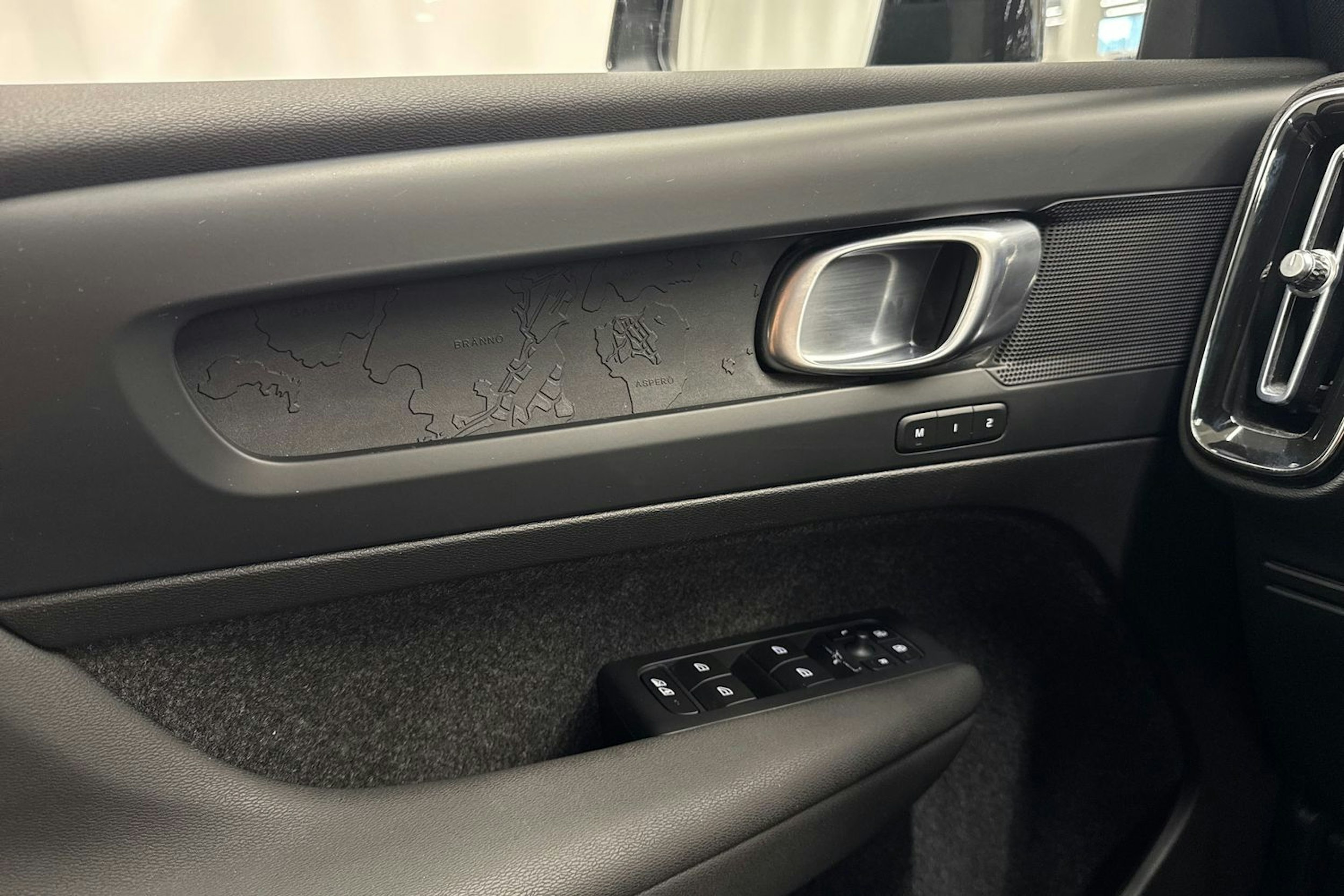 Musta Volvo XC40 2023 kuva 18.