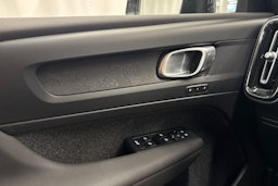 Musta Volvo XC40 2023 kuva 18.