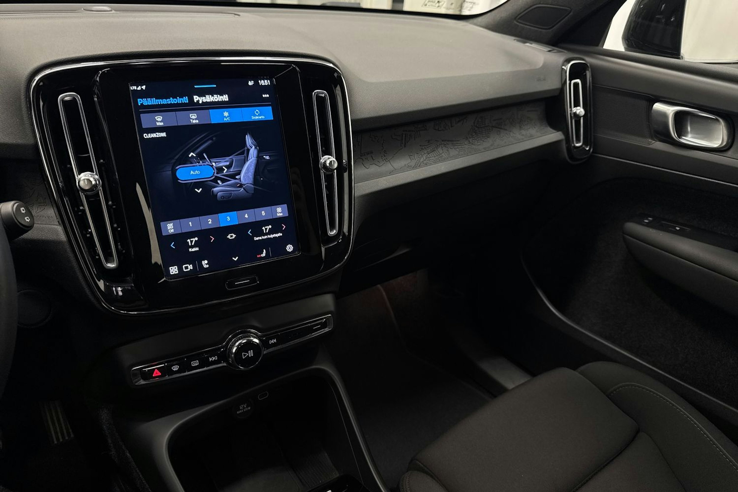 Musta Volvo XC40 2023 kuva 20.